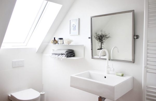weiß eingerichtetes Badezimmer
