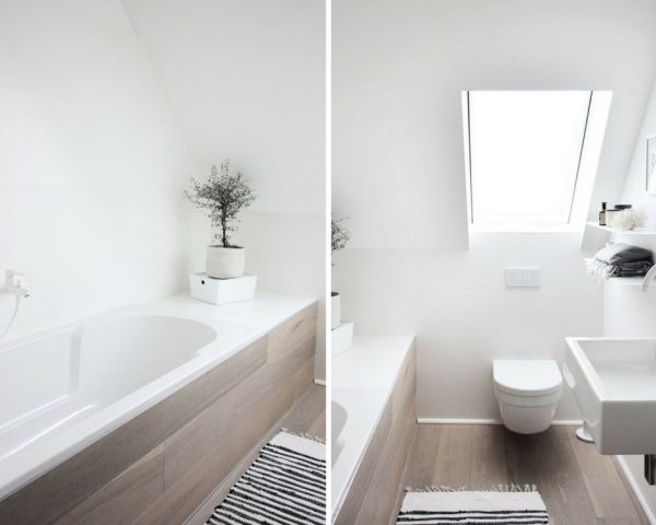 Weißes Badezimmer mit Badewanne