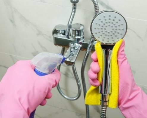 Kalk in der Dusche entfernen
