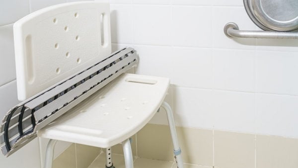 Sicheres Bad: Duschhocker, Duschmatte und Wandhalterung