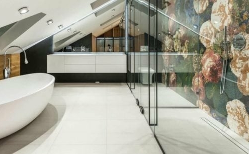 Bad mit bodengleicher Dusche und Duschrinne