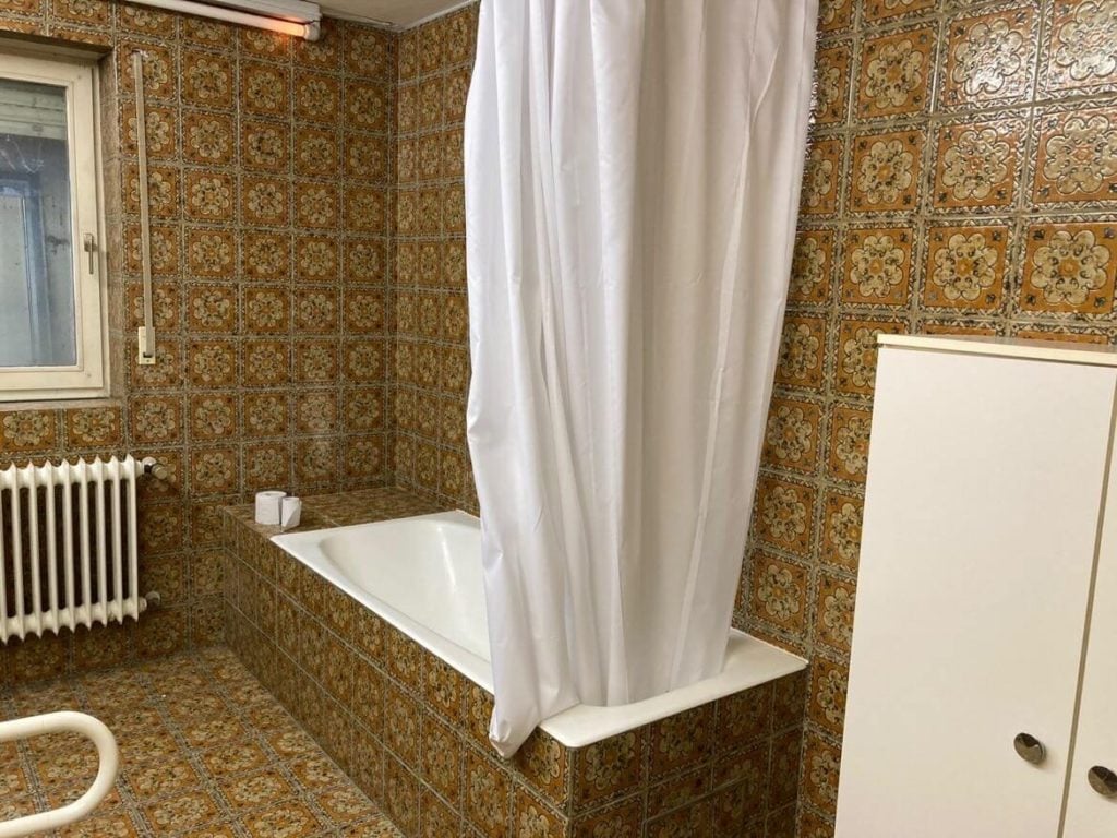 Altes Badezimmer mit Badewanne