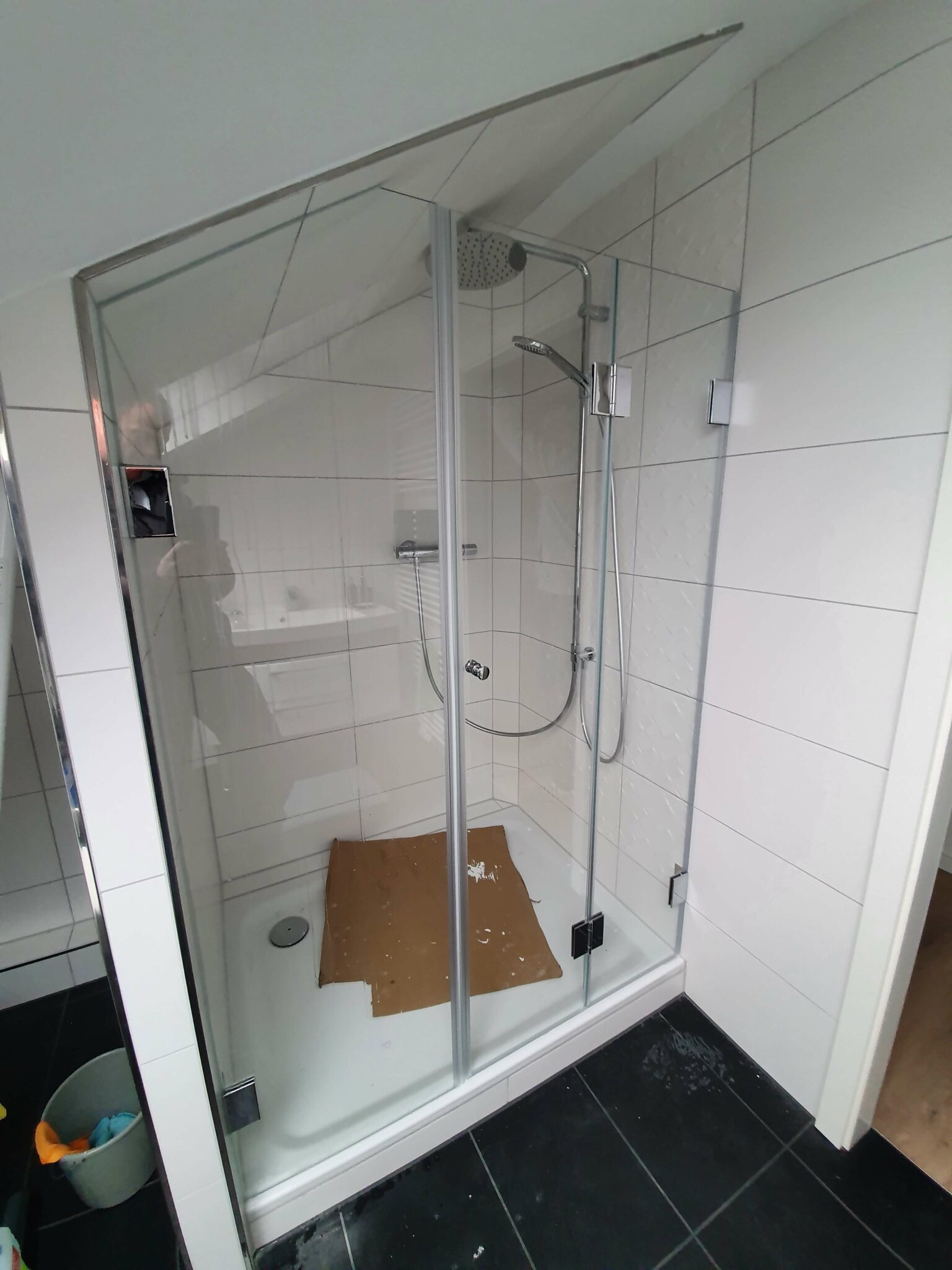 Faltdusche nach Maß im Schrägschnitt