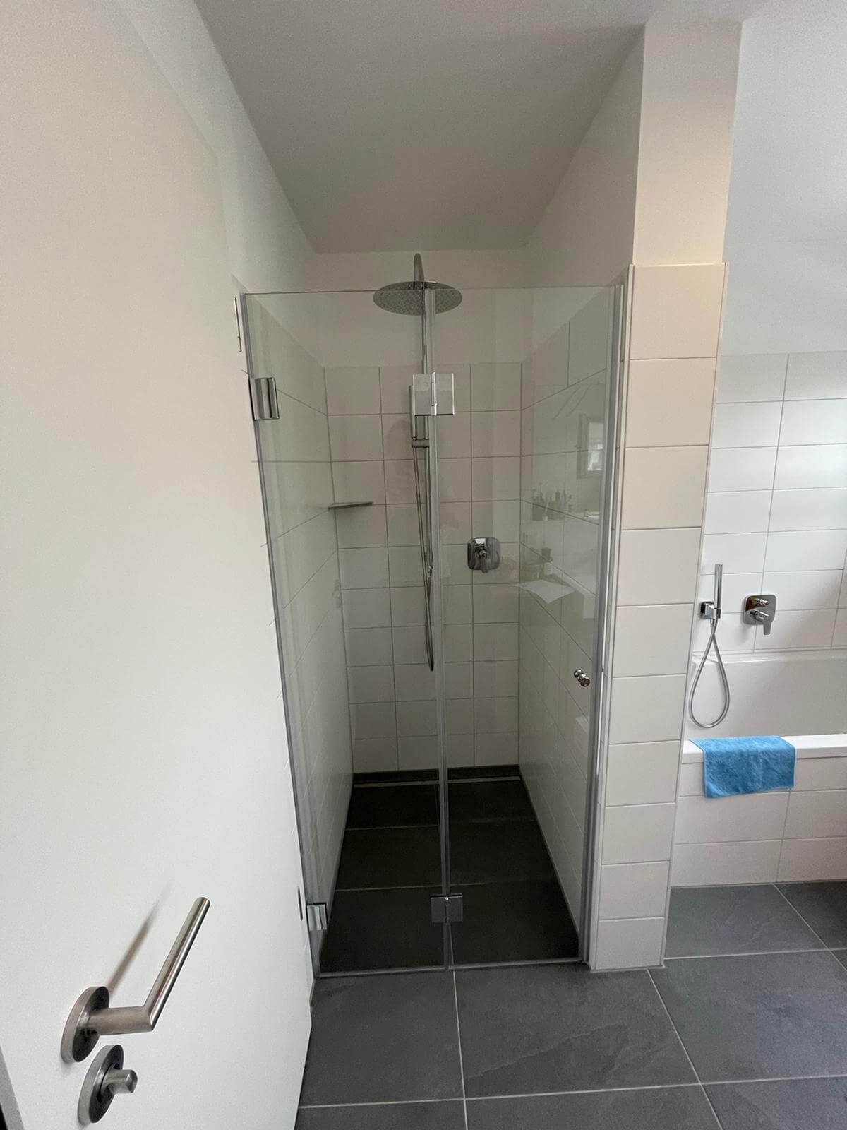 Faltdusche in Nische