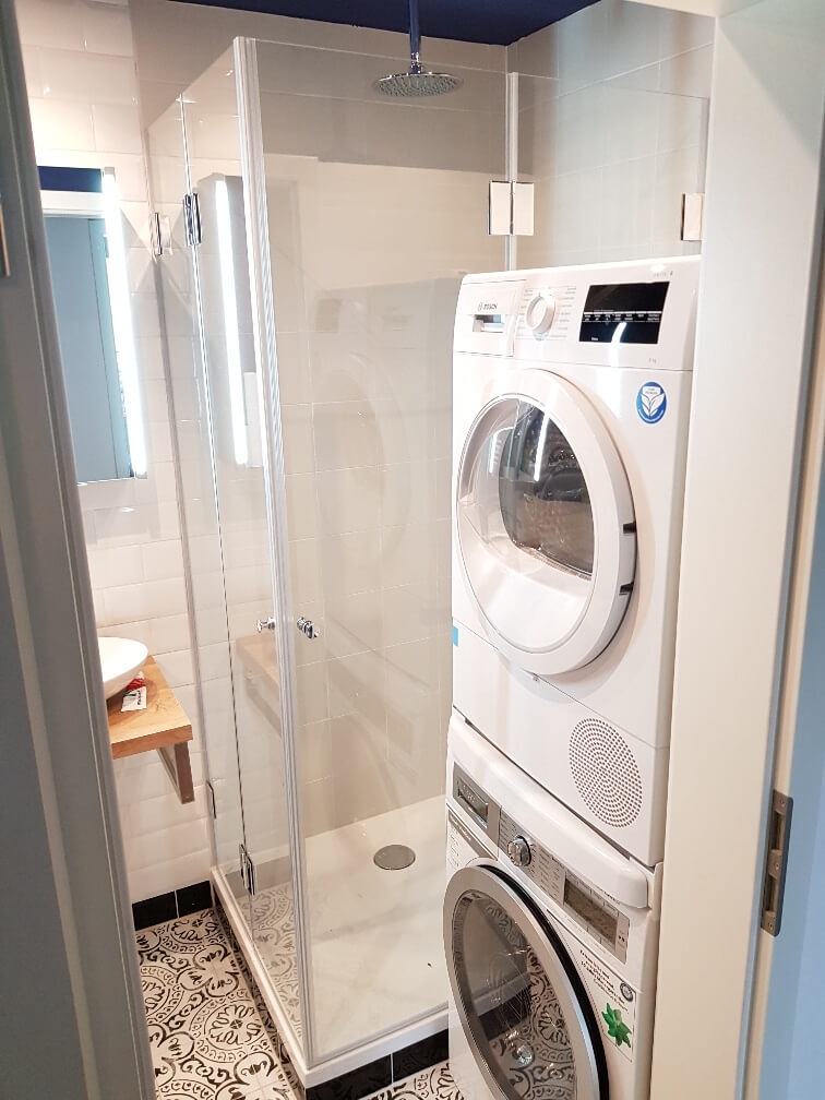 Faltdusche neben Waschmaschine