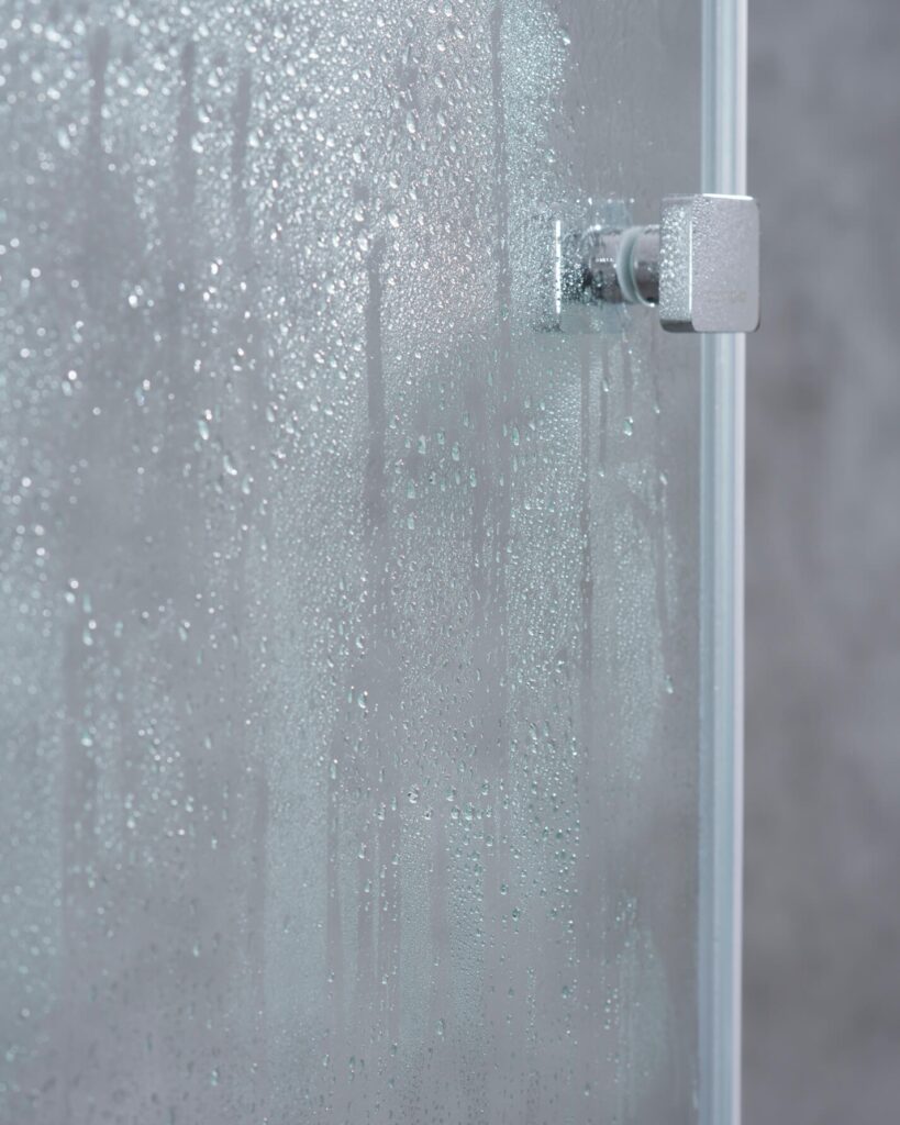 Die Opti-Shower Beschichtung verhindert Kalkrückstände