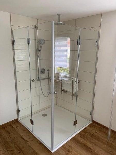 eckdusche mit duschwanne