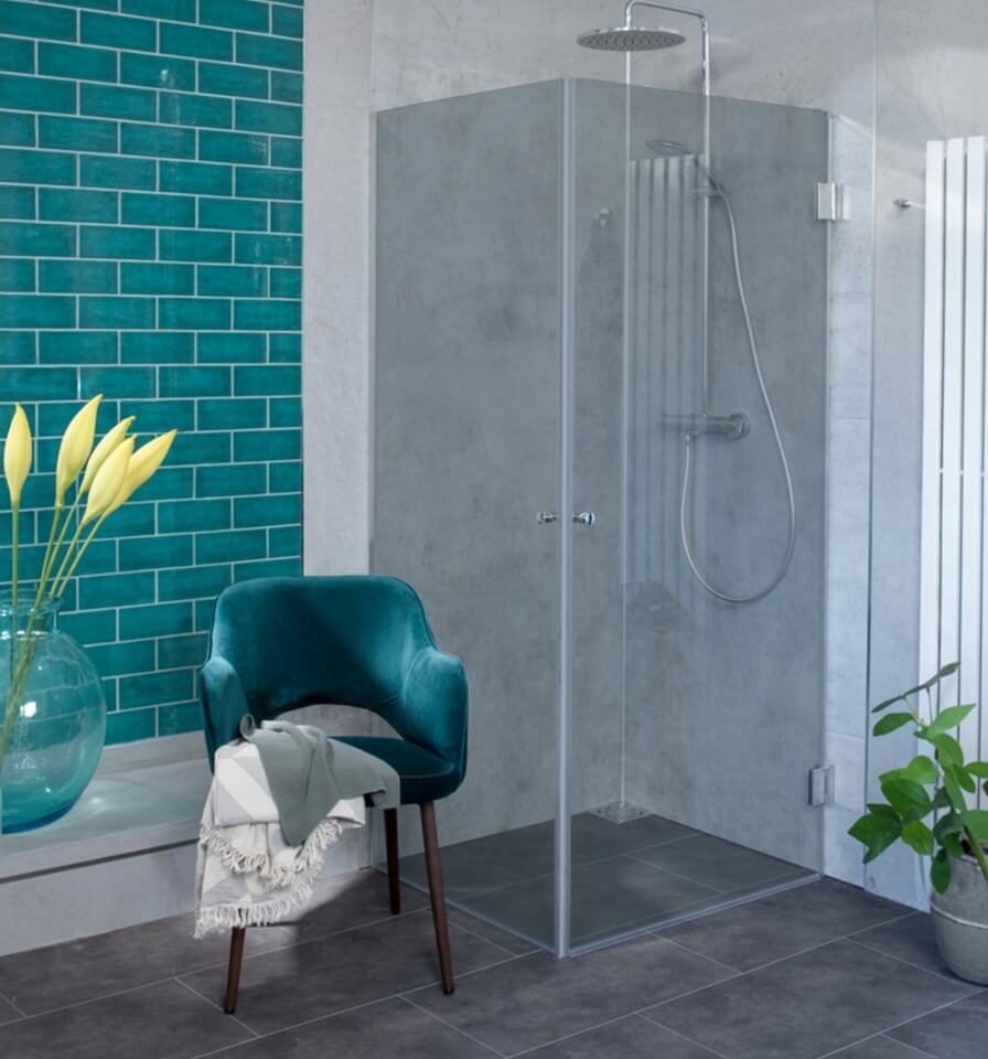 Badezimmer mit petrolfarbenem Design