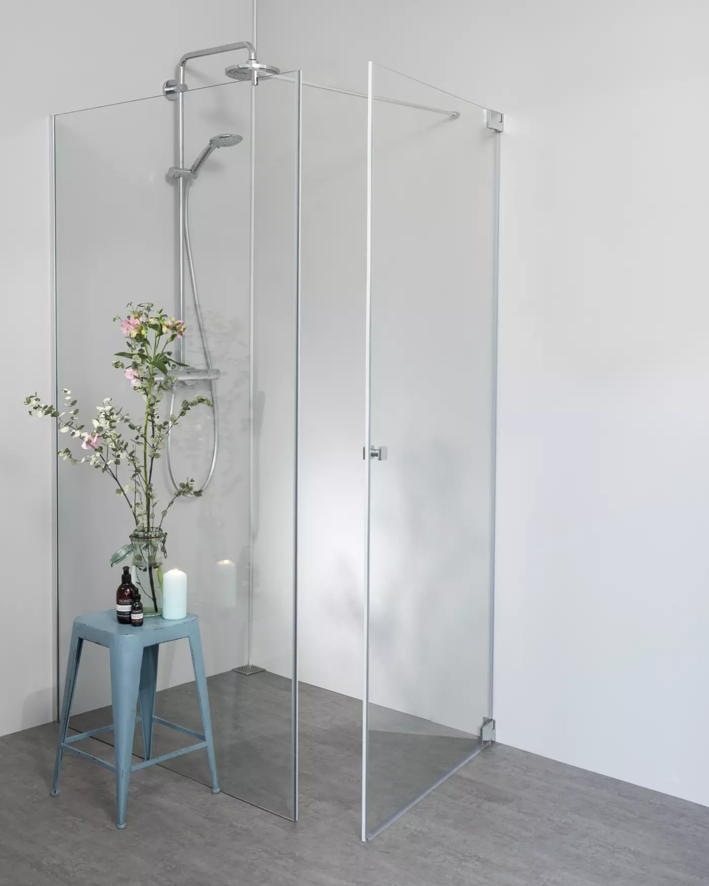 Teilgerahmte Eckdusche mit Pendeltür an Wand und Festwand 120cm