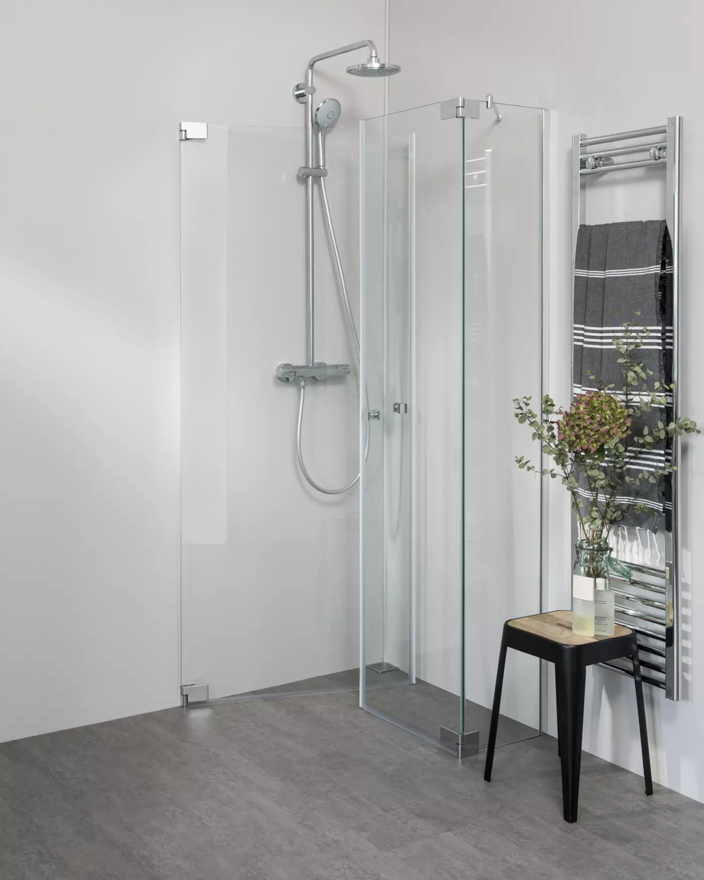 Teilgerahmte Eck Duschkabine neben Badewanne, Sondermaße