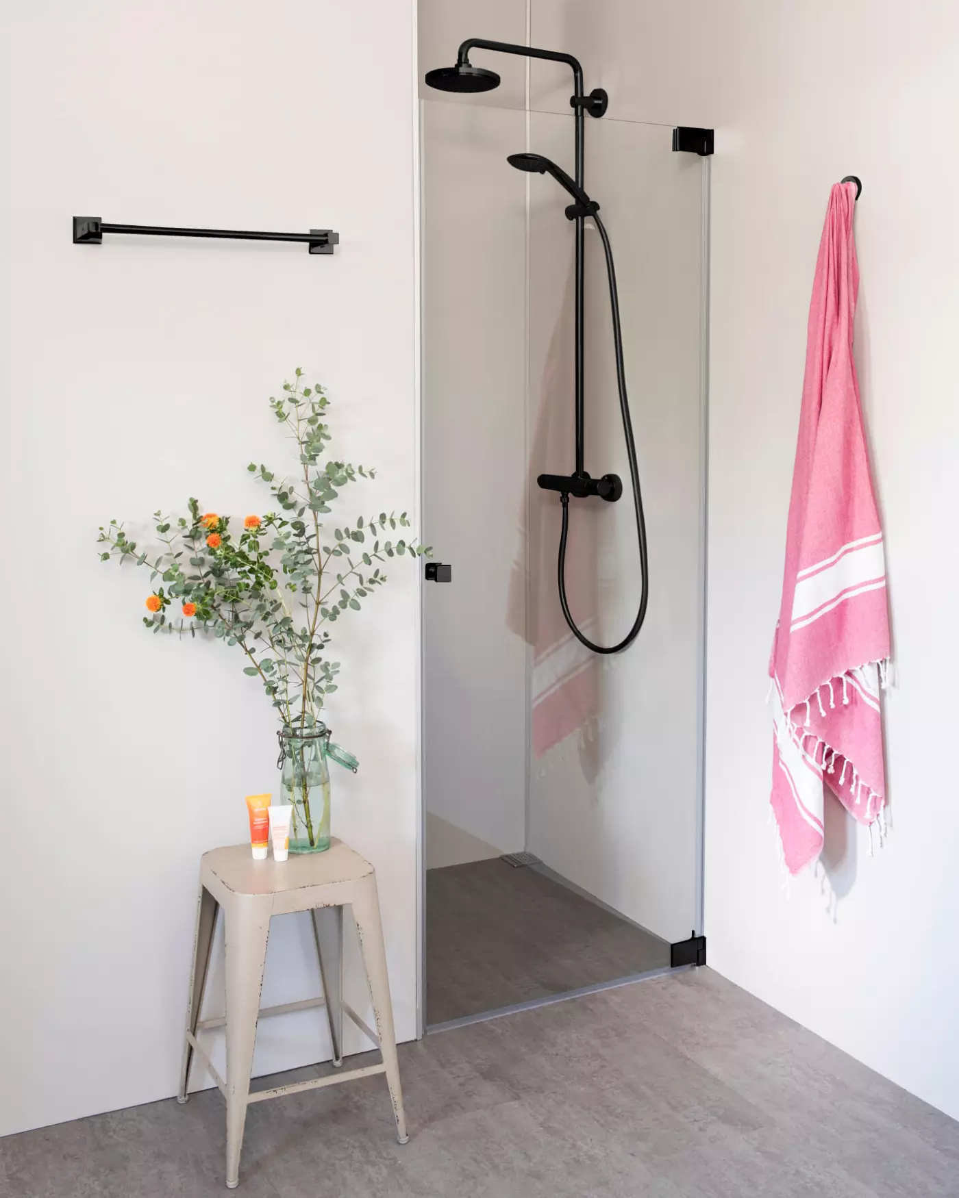 Nischendusche mit Pendeltür an Wand Sondermaße