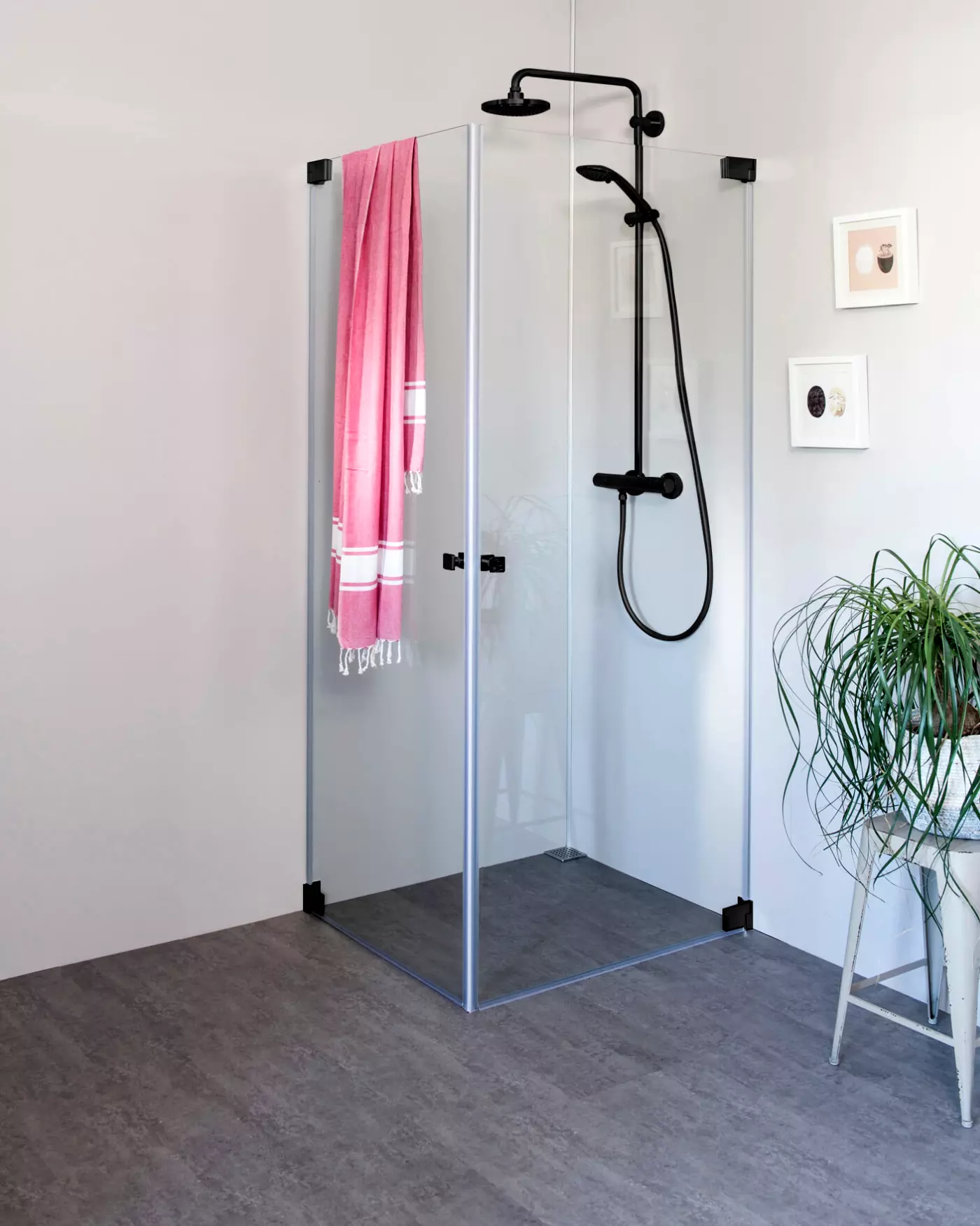 Eckdusche 80x80 mit 2 Pendeltüren an Wand & Duschwanne