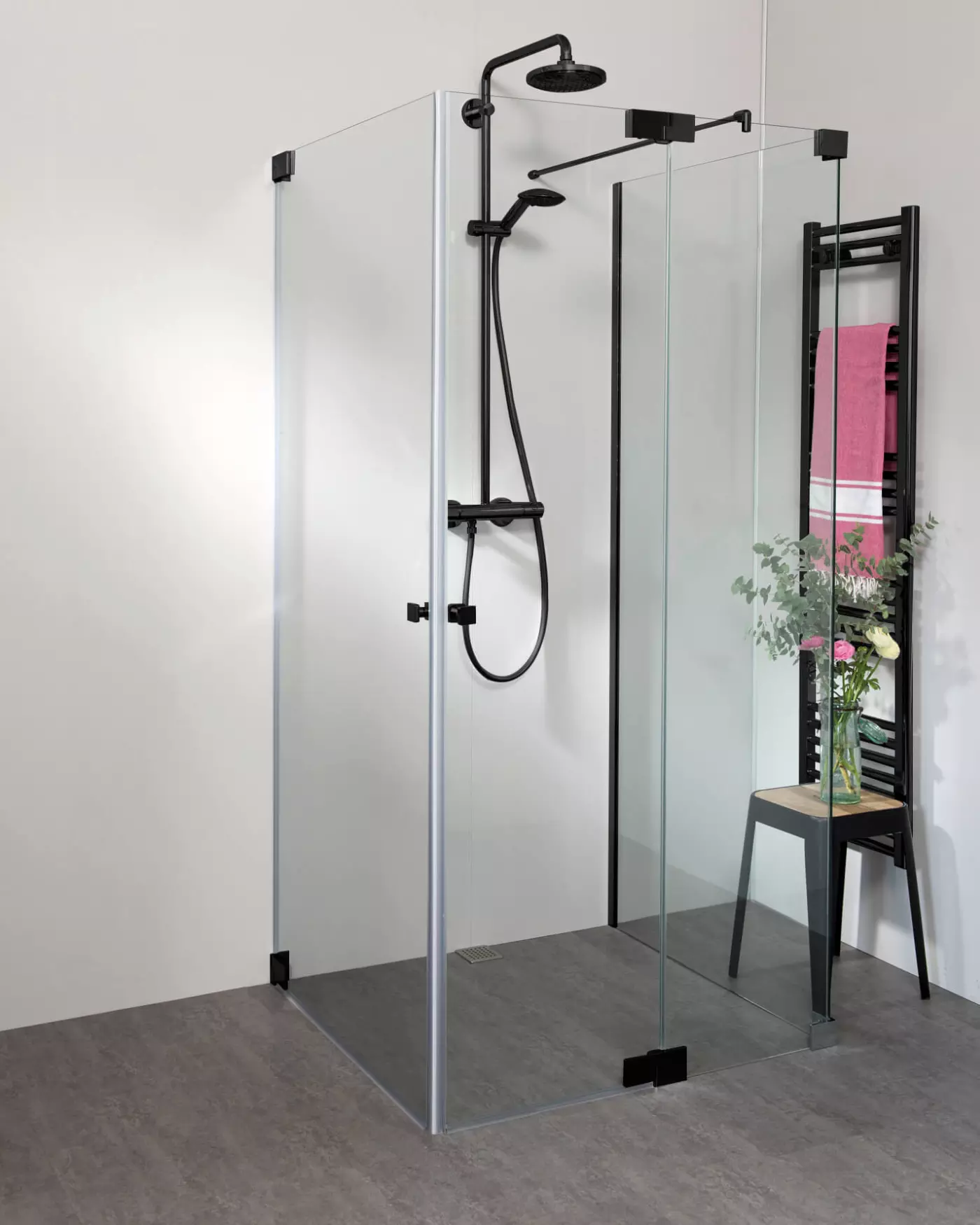 Duschkabine U Form neben Badewanne mit 2 Pendeltüren & Festwand teilgerahmt, Sondermaße