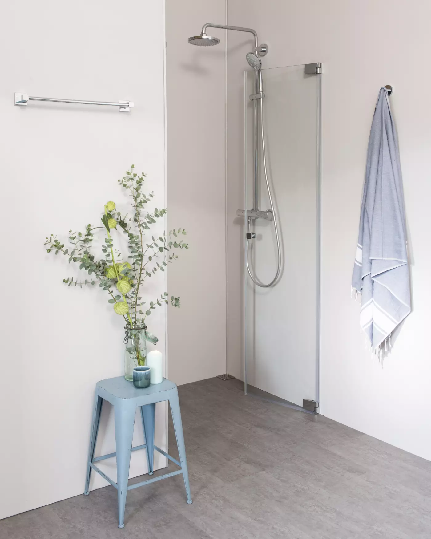 Nischendusche mit Doppelpendeltür an Wand nach Maß