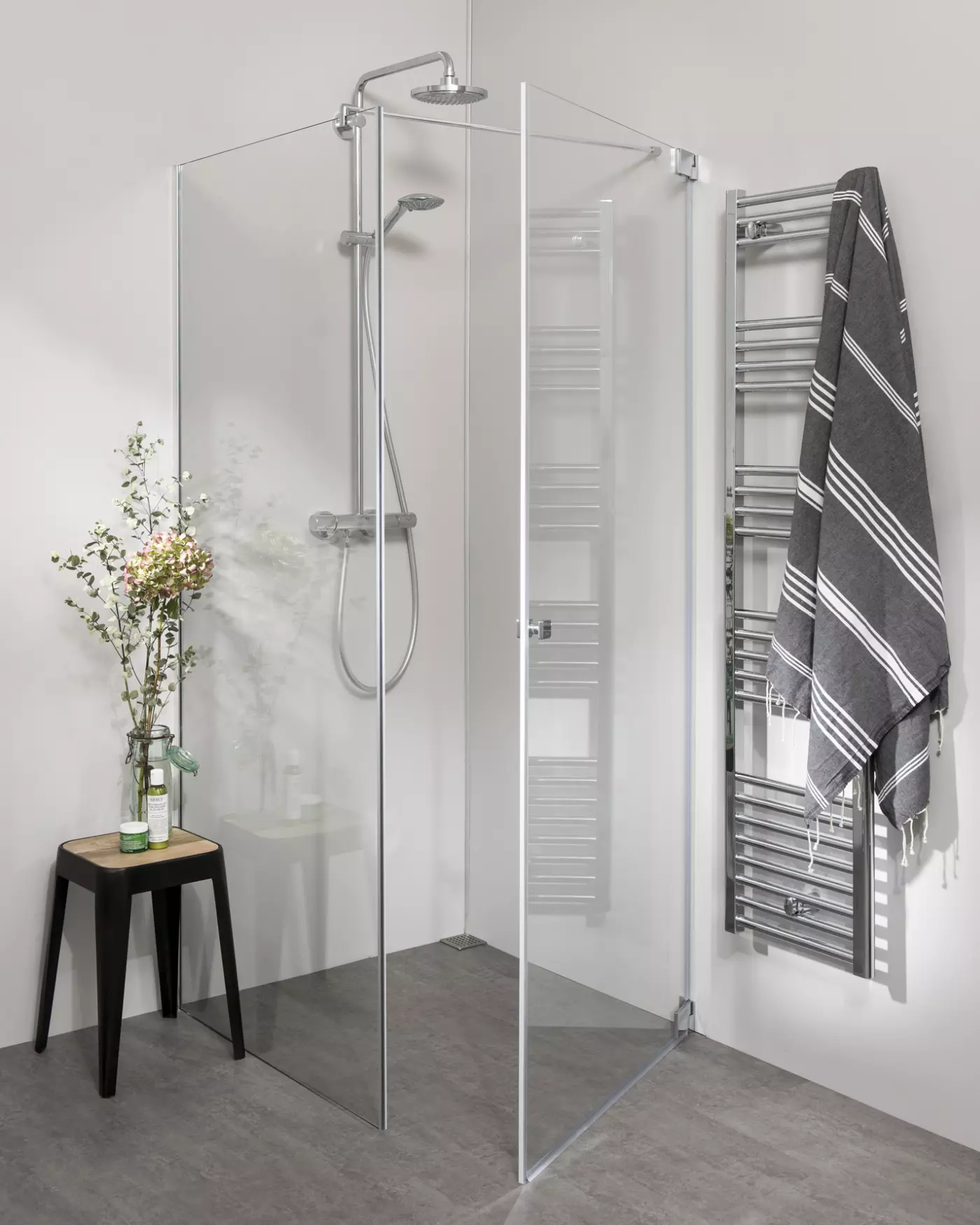 Teilgerahmte Eckdusche mit Pendeltür an Wand und Festwand