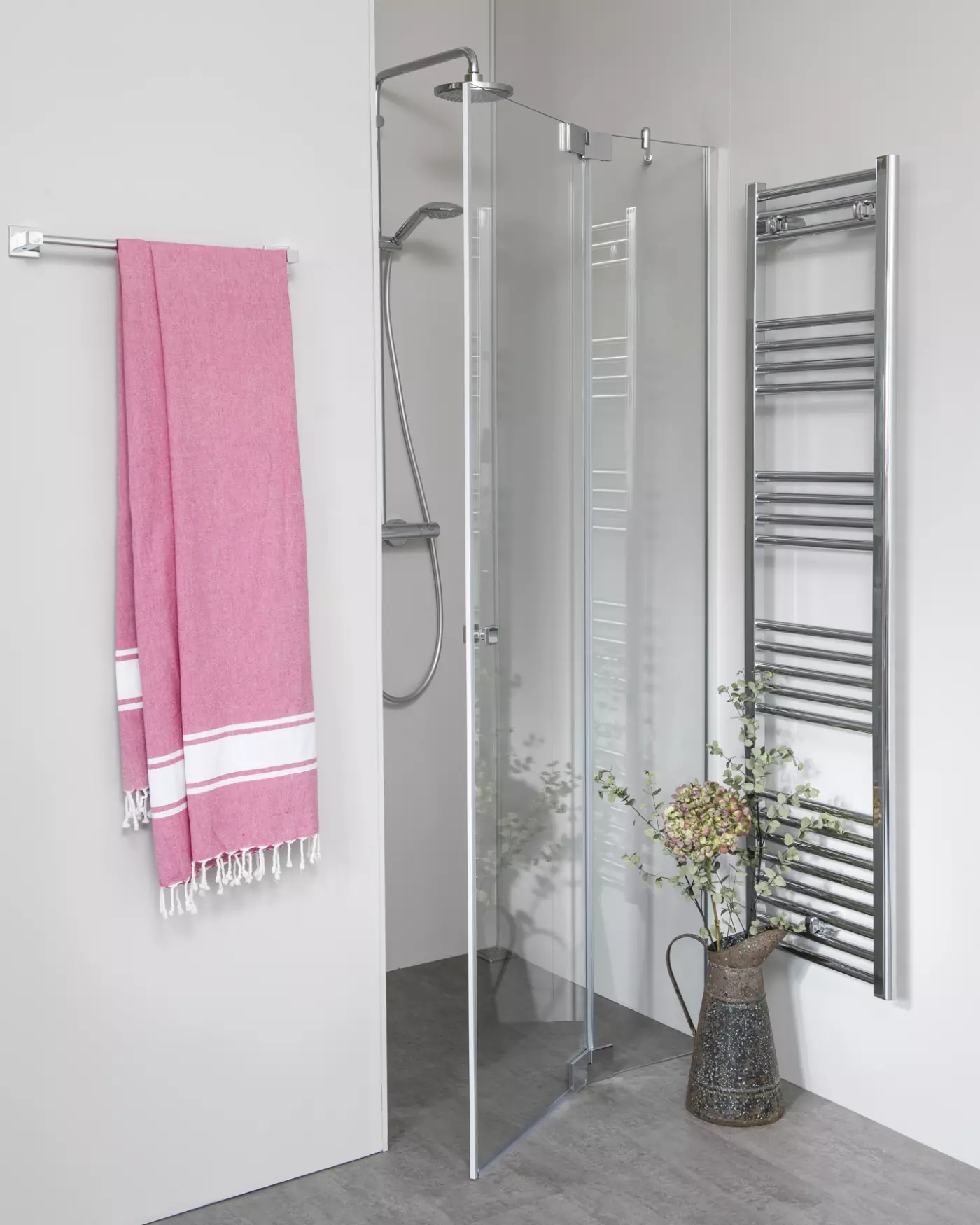 Teilgerahmte Nischendusche mit Pendeltür