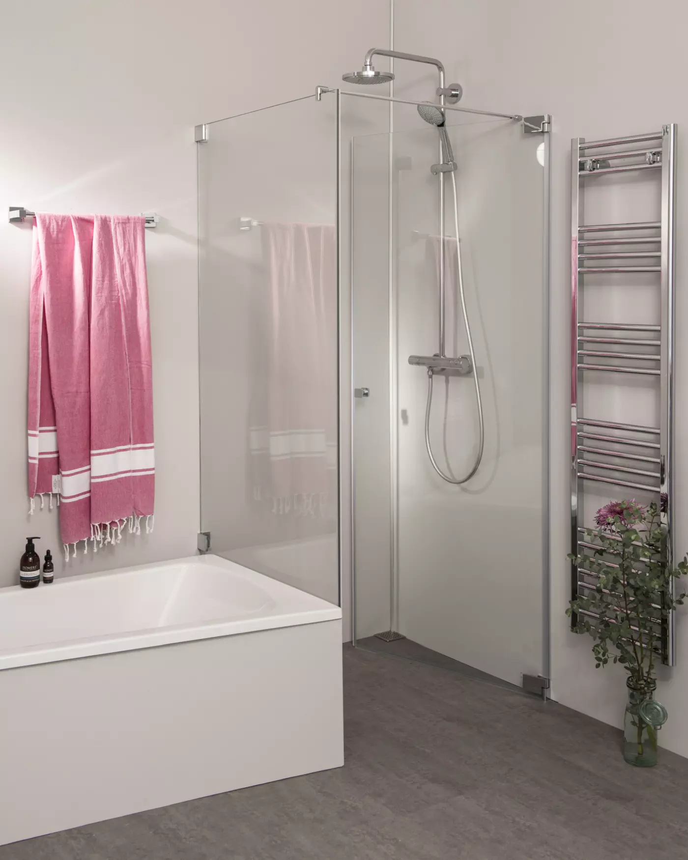 Eck Duschkabine mit verkürzter Festwand neben Badewanne und Pendeltür an Wand