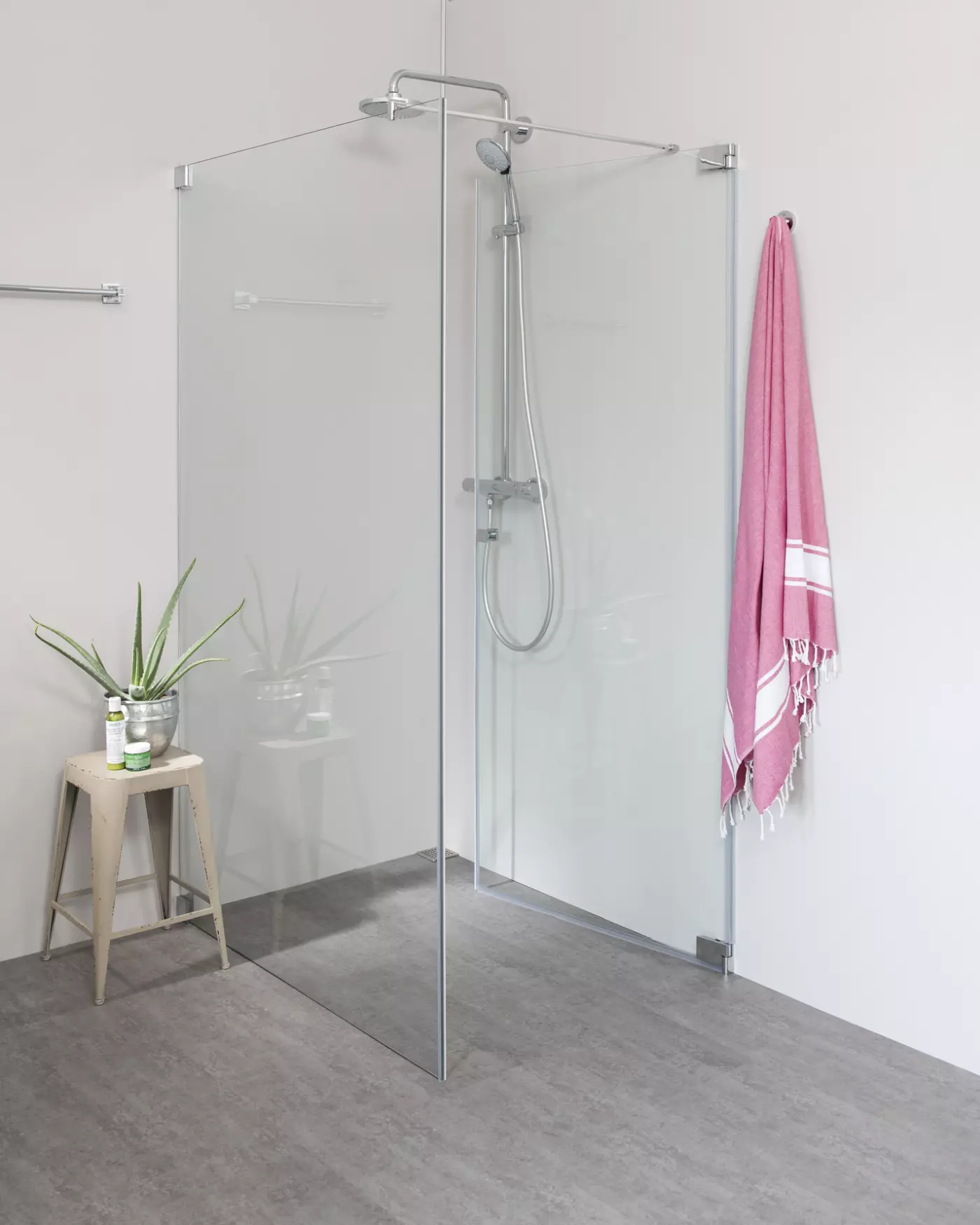 Eck Duschkabine mit Pendeltür an Wand & Festwand 120cm