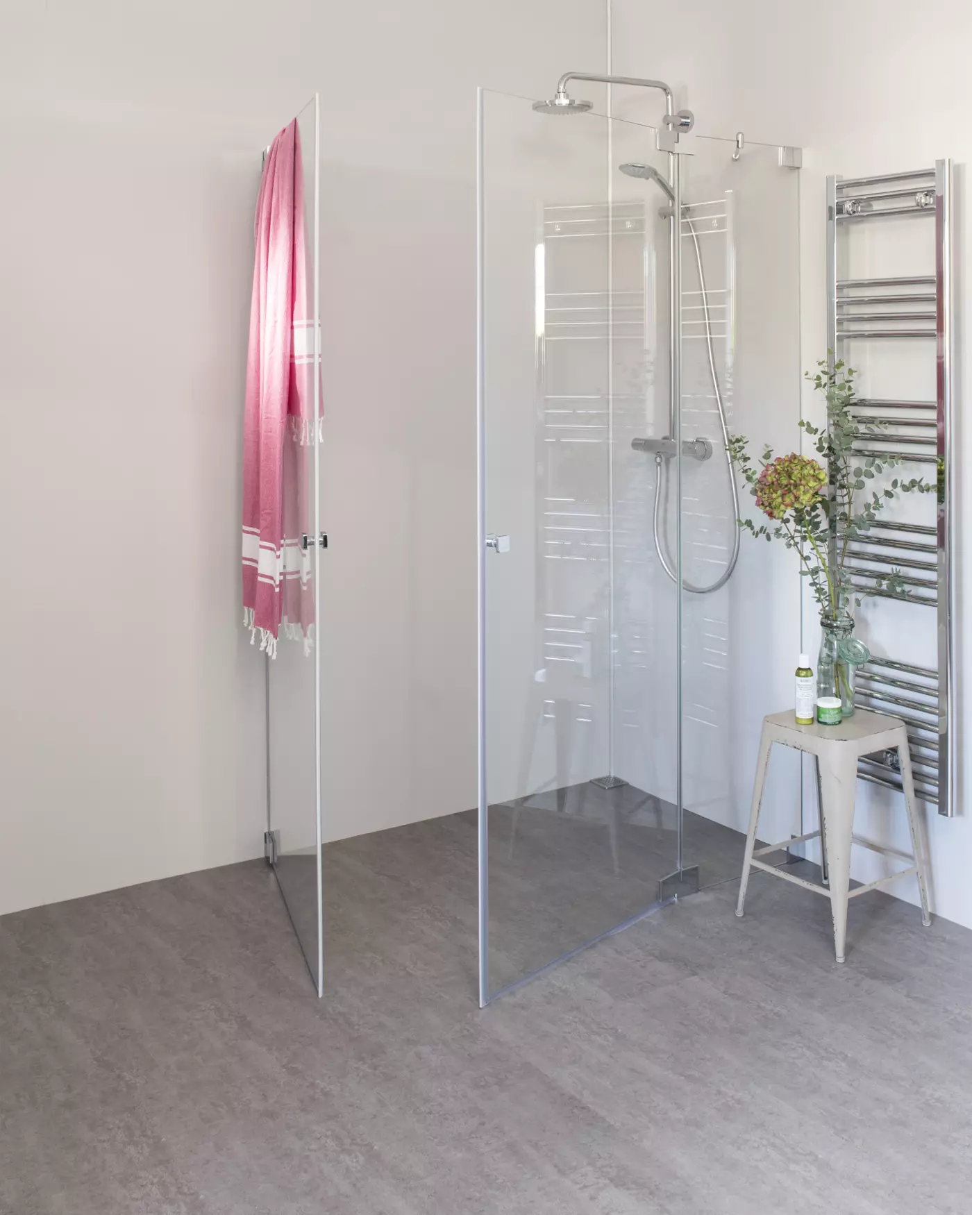 Eck Duschkabine mit Pendeltür an Wand und Pendeltür an Festteil, groß