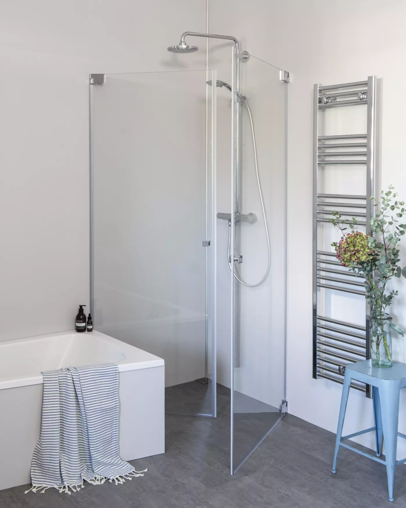 Eck Duschkabine neben Badewanne mit 2 Pendeltüren an Wand, Sondermaße