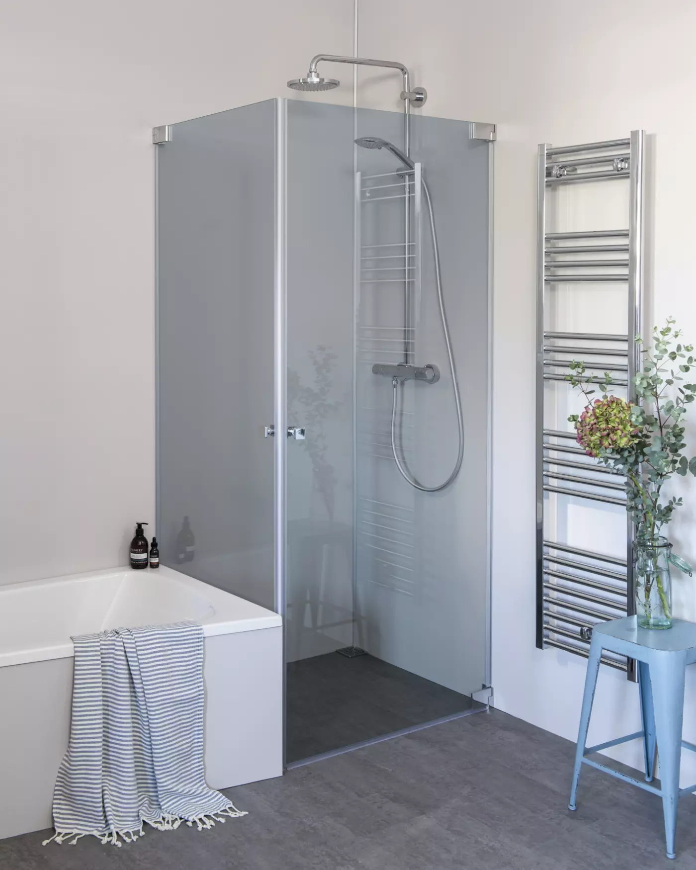 Eck Duschkabine neben Badewanne mit 2 Pendeltüren an Wand nach Maß