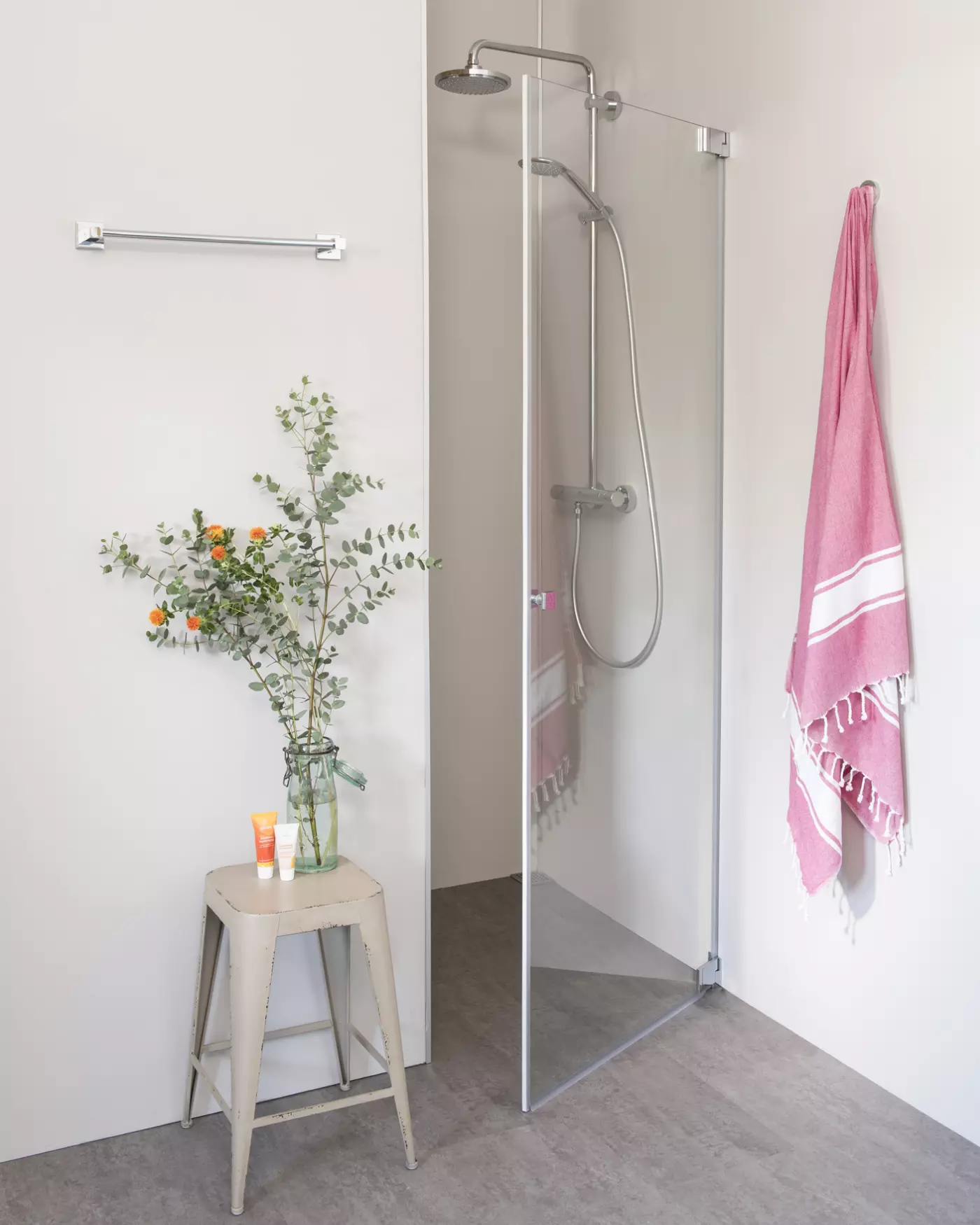 Nischendusche mit Pendeltür an Wand Sondermaße