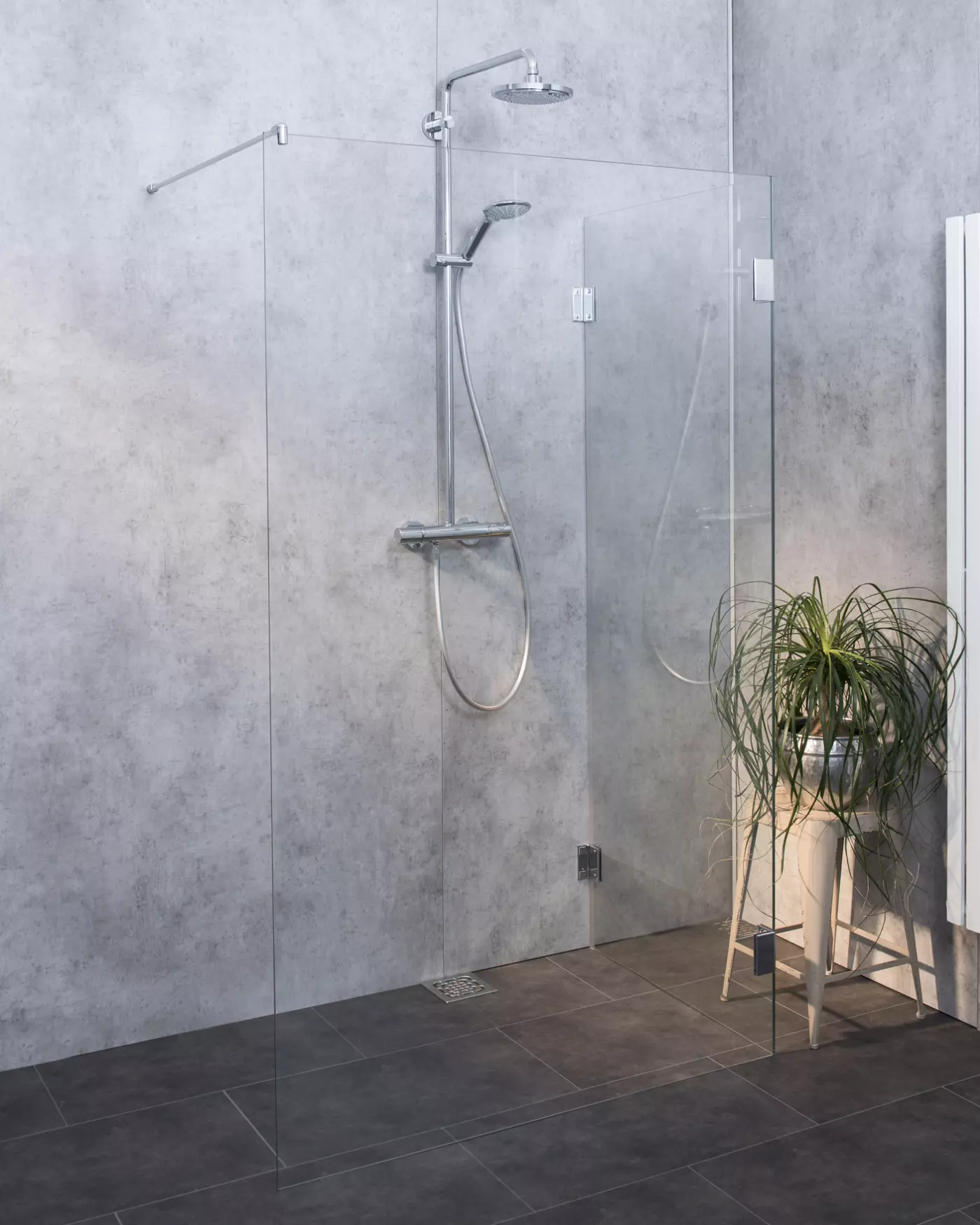 Bündige Walk-in Dusche mit zwei Glaswänden über Eck