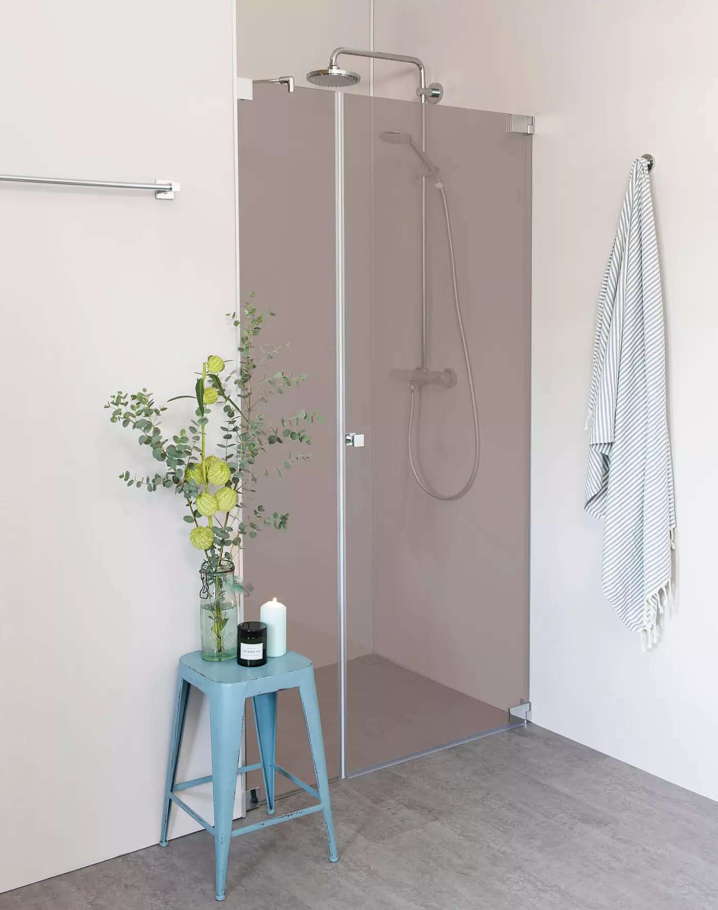 Nischendusche mit Pendeltür an Wand & Zusatz Festteil nach Maß