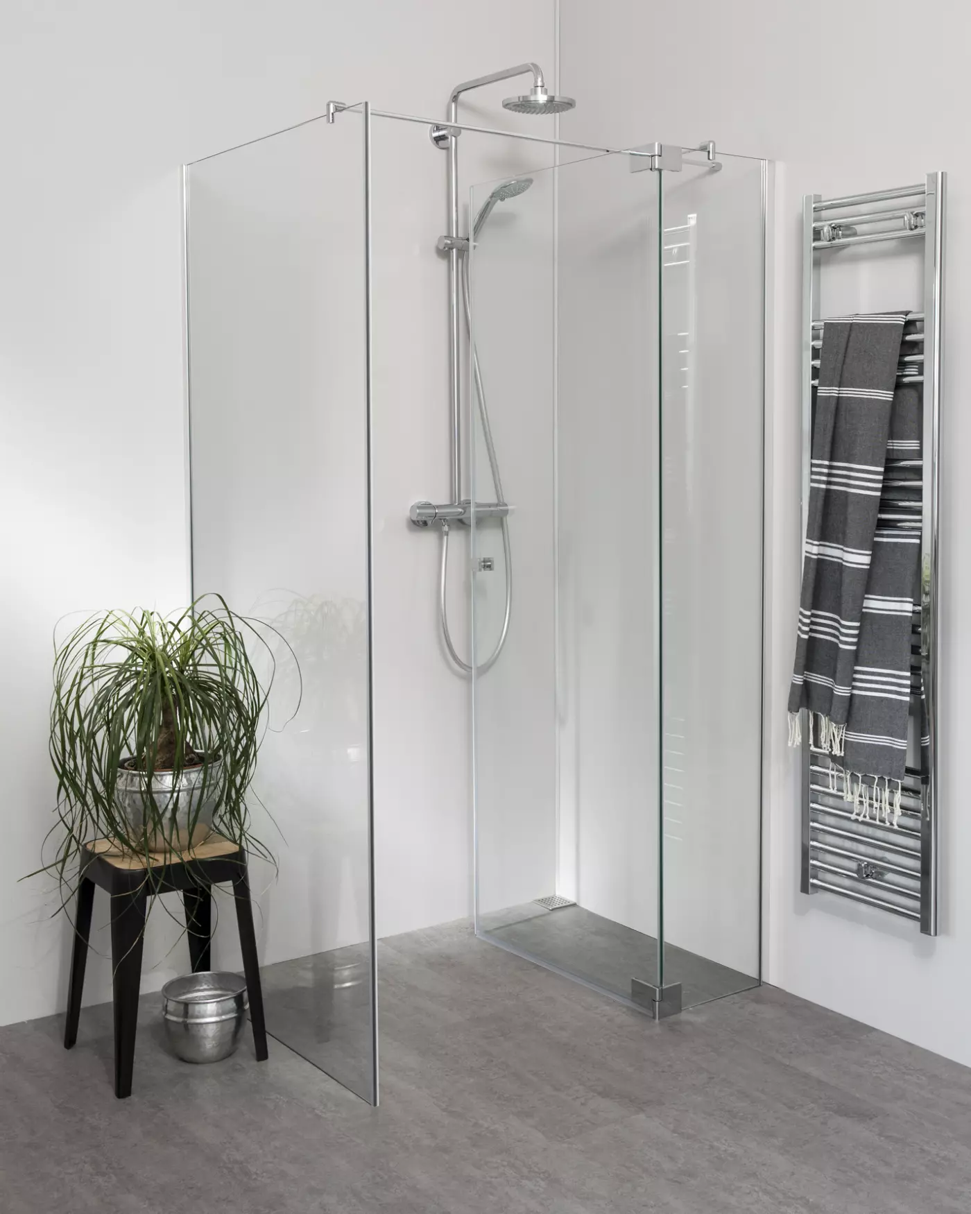 Teilgerahmte Eckdusche 100x100 mit Pendeltür groß, Festwand & Duschwanne