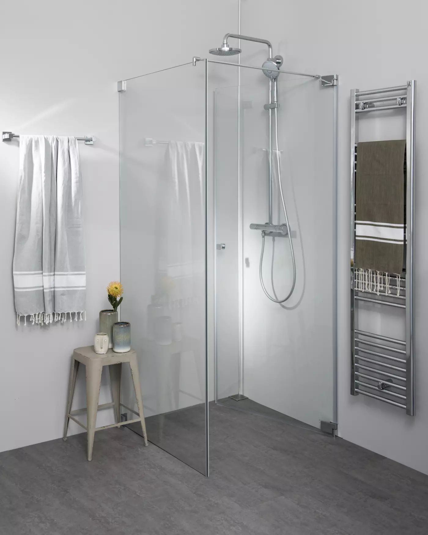 Eckdusche 100x100 Pendeltür an Wand und Festwand & Duschwanne
