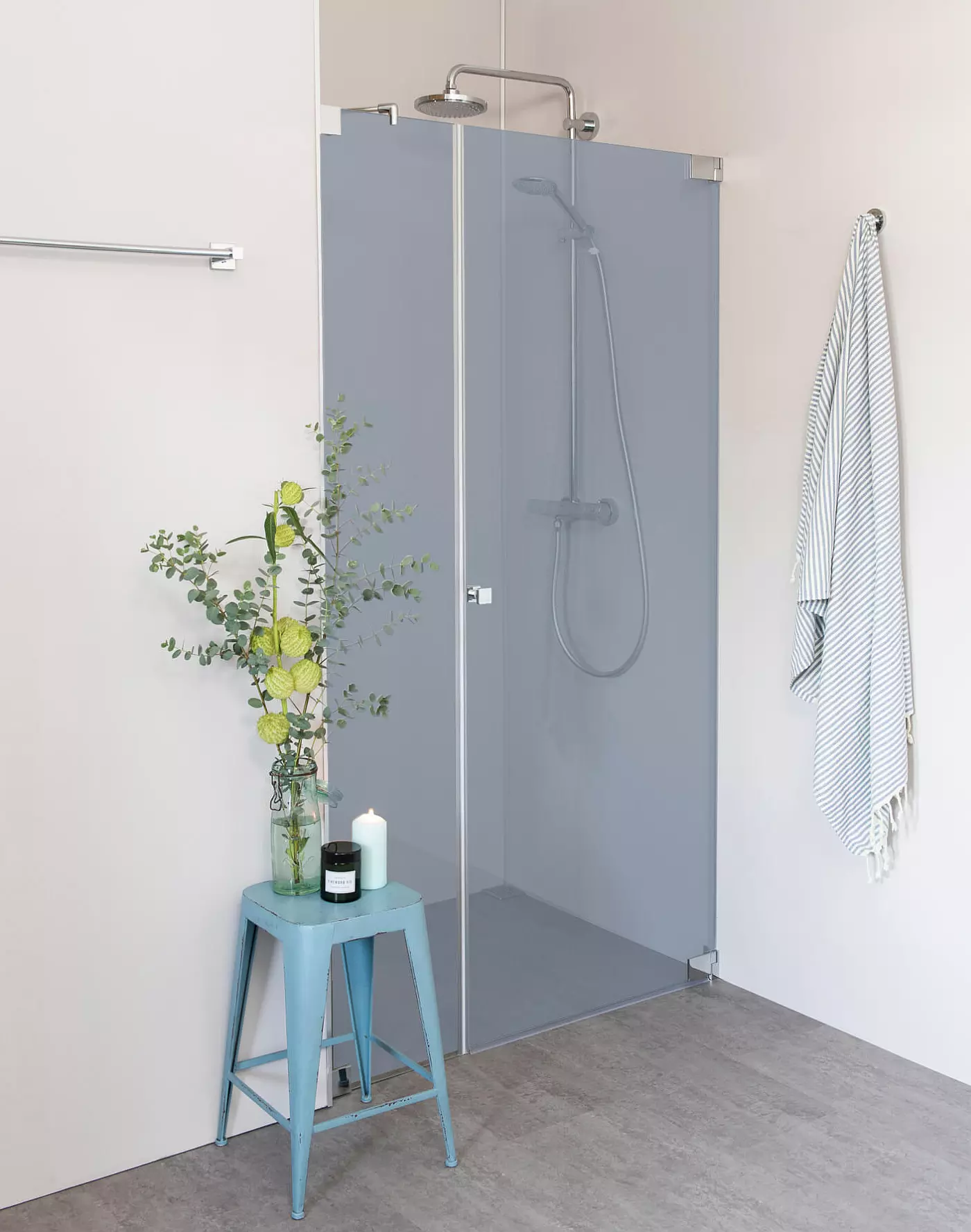 Nischendusche mit Pendeltür an Wand & Zusatz Festteil nach Maß