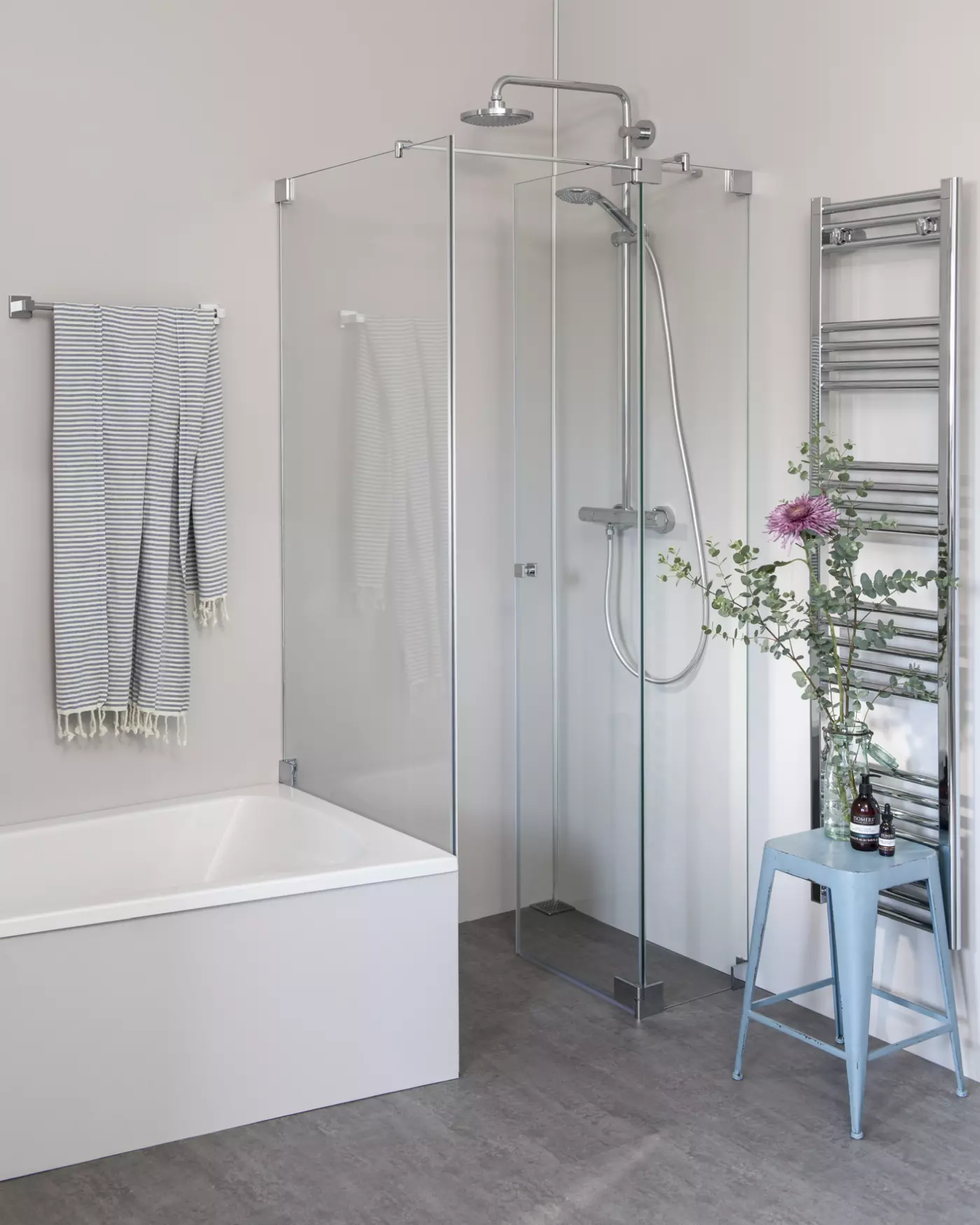 Eck Duschkabine mit verkürzter Seitenwand neben Badewanne und Pendeltür
