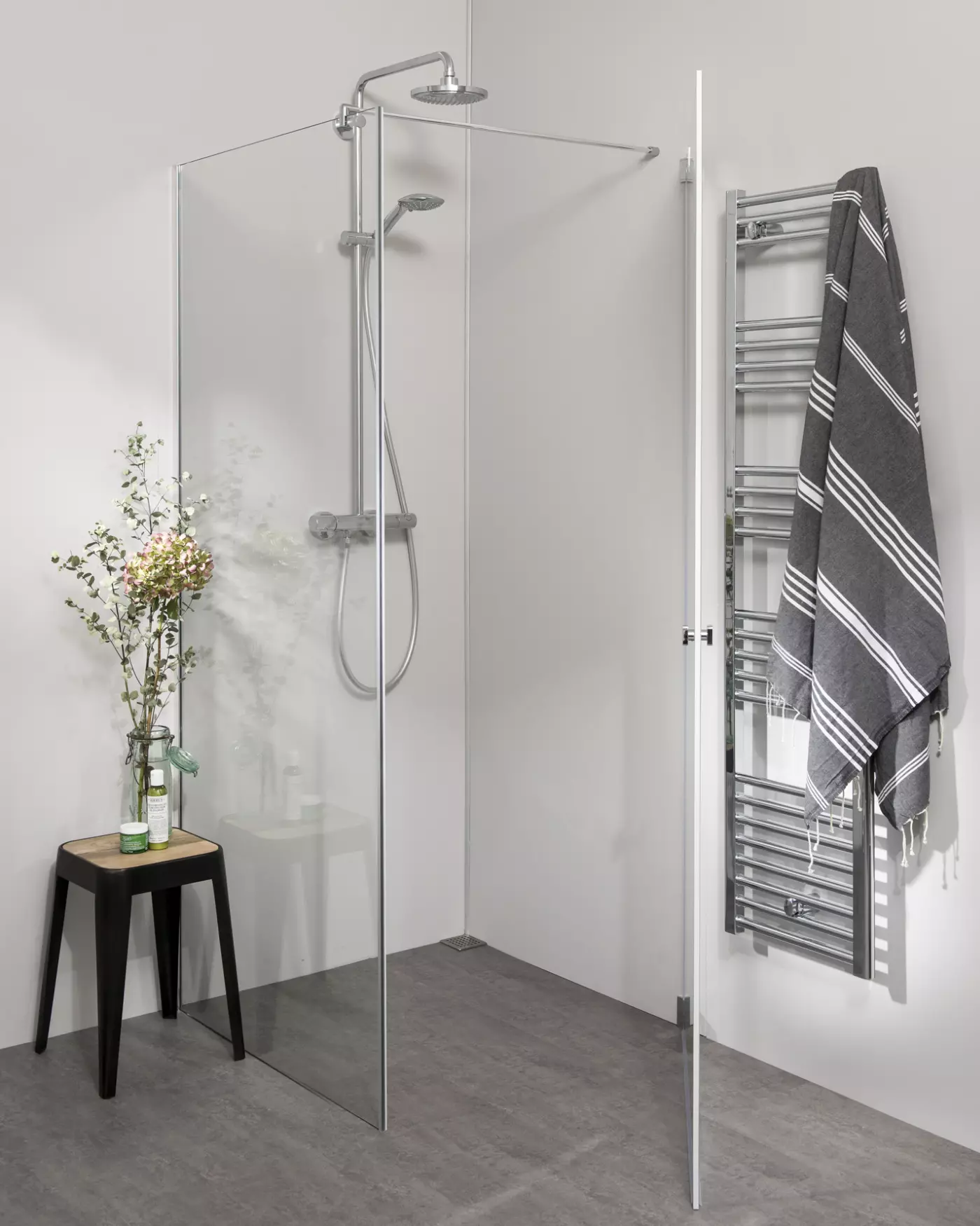 Teilgerahmte Eckdusche mit Pendeltür an Wand und Festwand