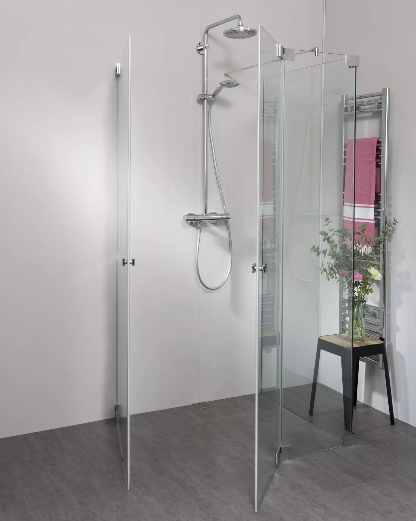 Duschkabine U Form neben Badewanne mit 2 Pendeltüren & Festwand teilgerahmt, Sondermaße