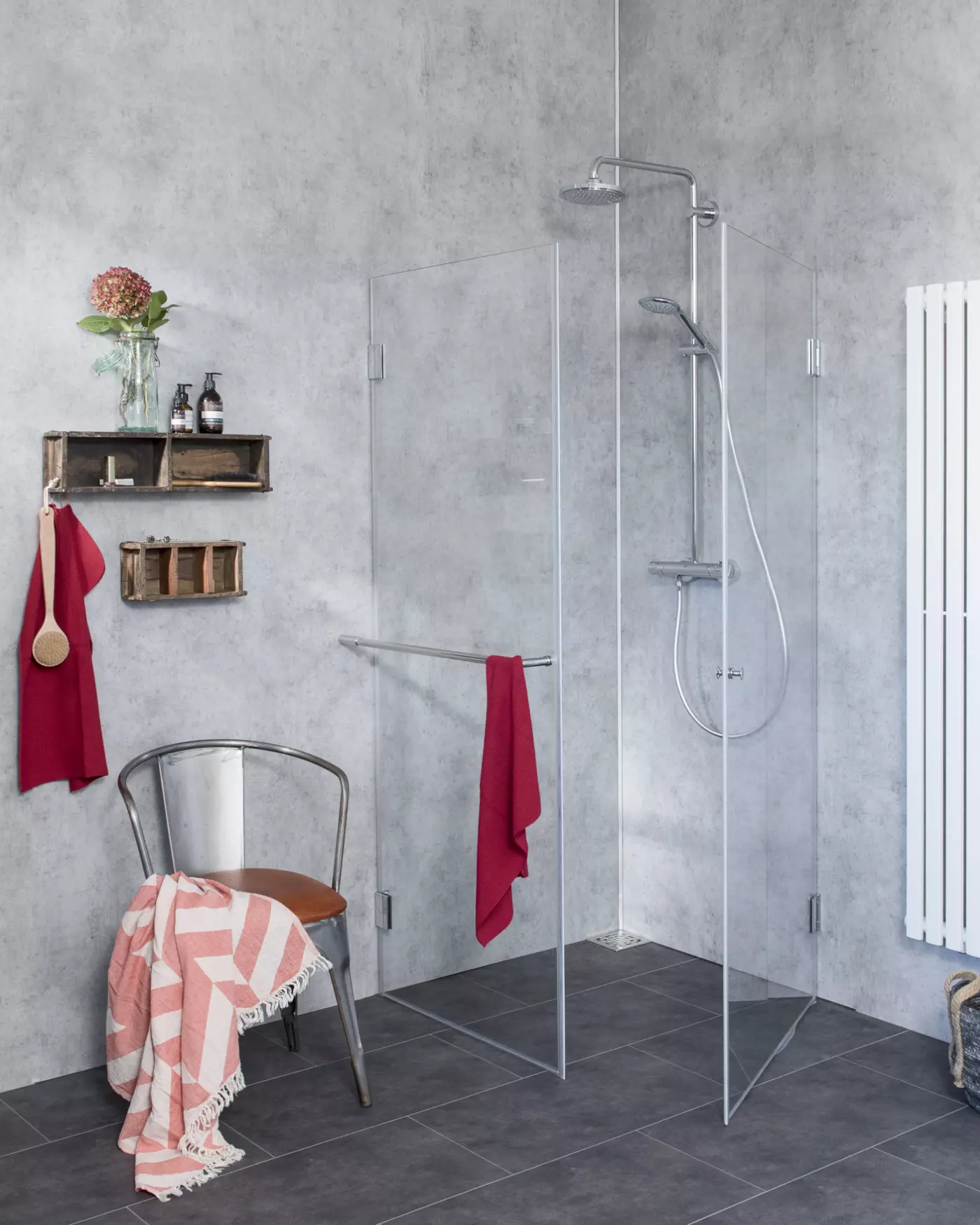 Bündige Eck-Duschkabine mit Festwand und Tür an Wand