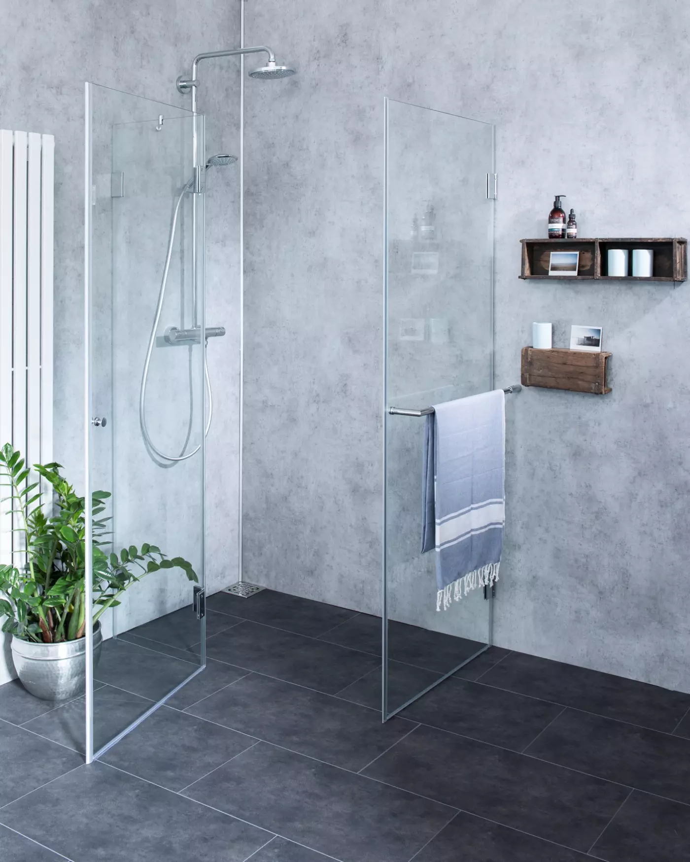 Große Eckdusche mit Festwand und Tür an Festteil