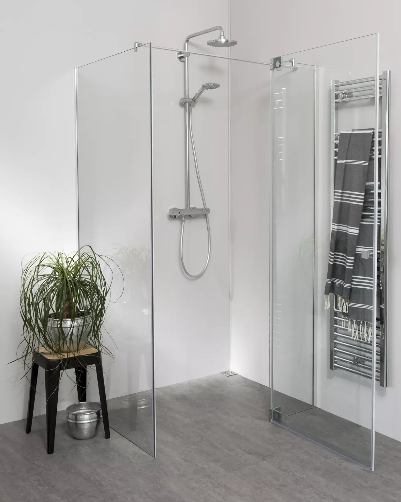 Teilgerahmte Eckdusche 100x100 mit Pendeltür groß, Festwand & Duschwanne