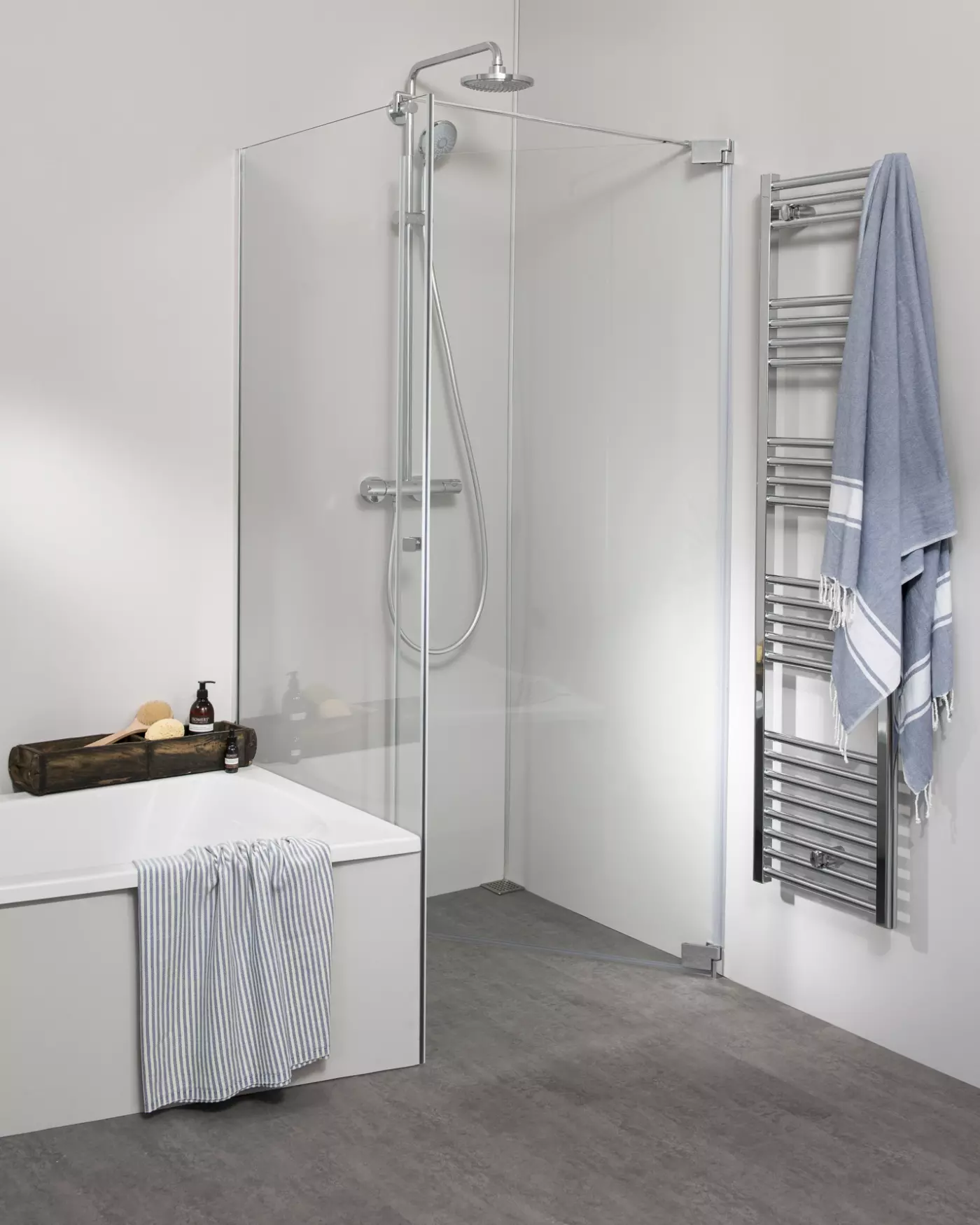 Teilgerahmte Eck Duschkabine mit verkürzter Festwand neben Badewanne und Pendeltür an Wand