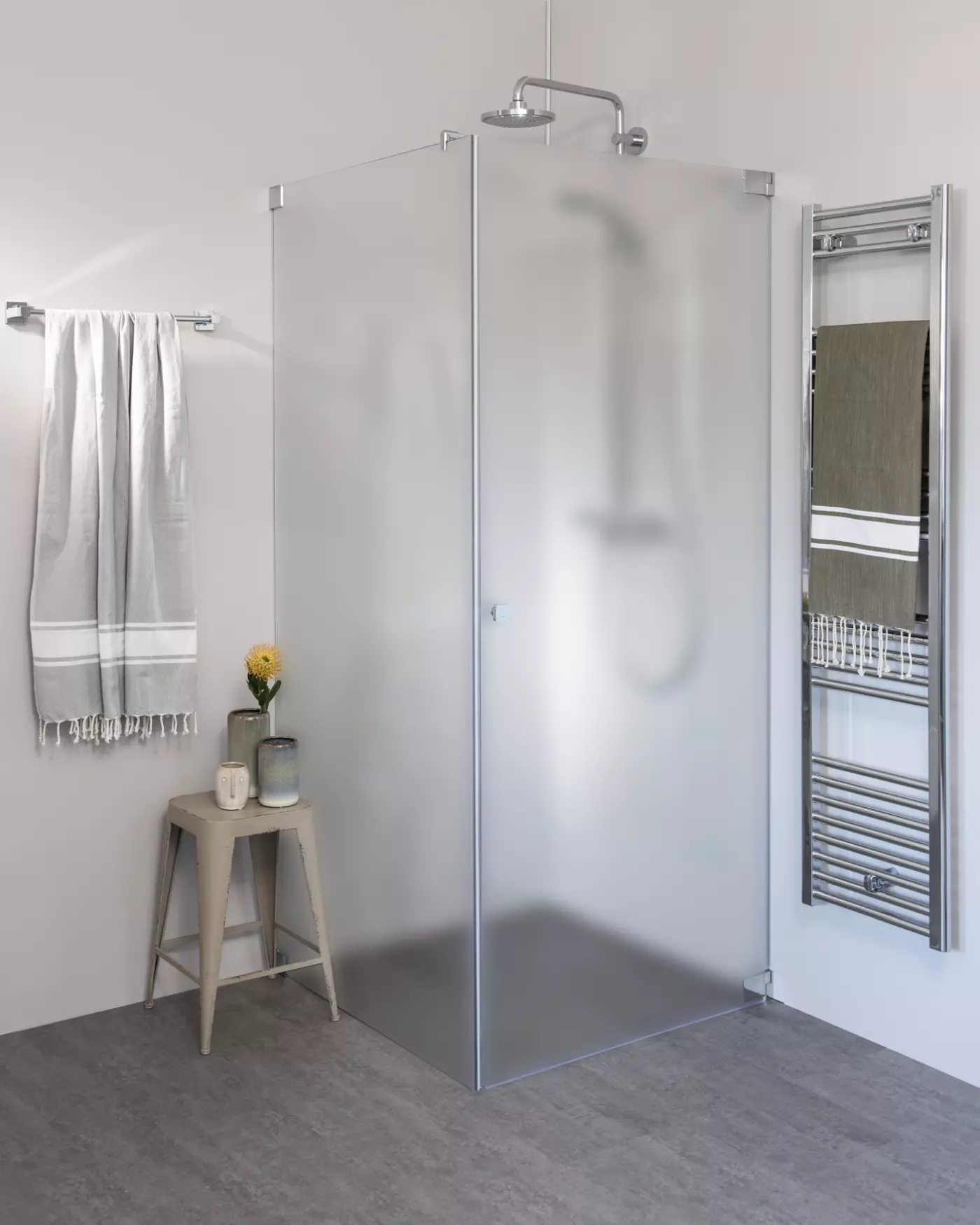 Eck Duschkabine mit Pendeltür an Wand und Seitenwand nach Maß