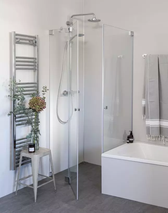Eck Duschkabine neben Badewanne mit 2 Pendeltüren, Sondermaße groß