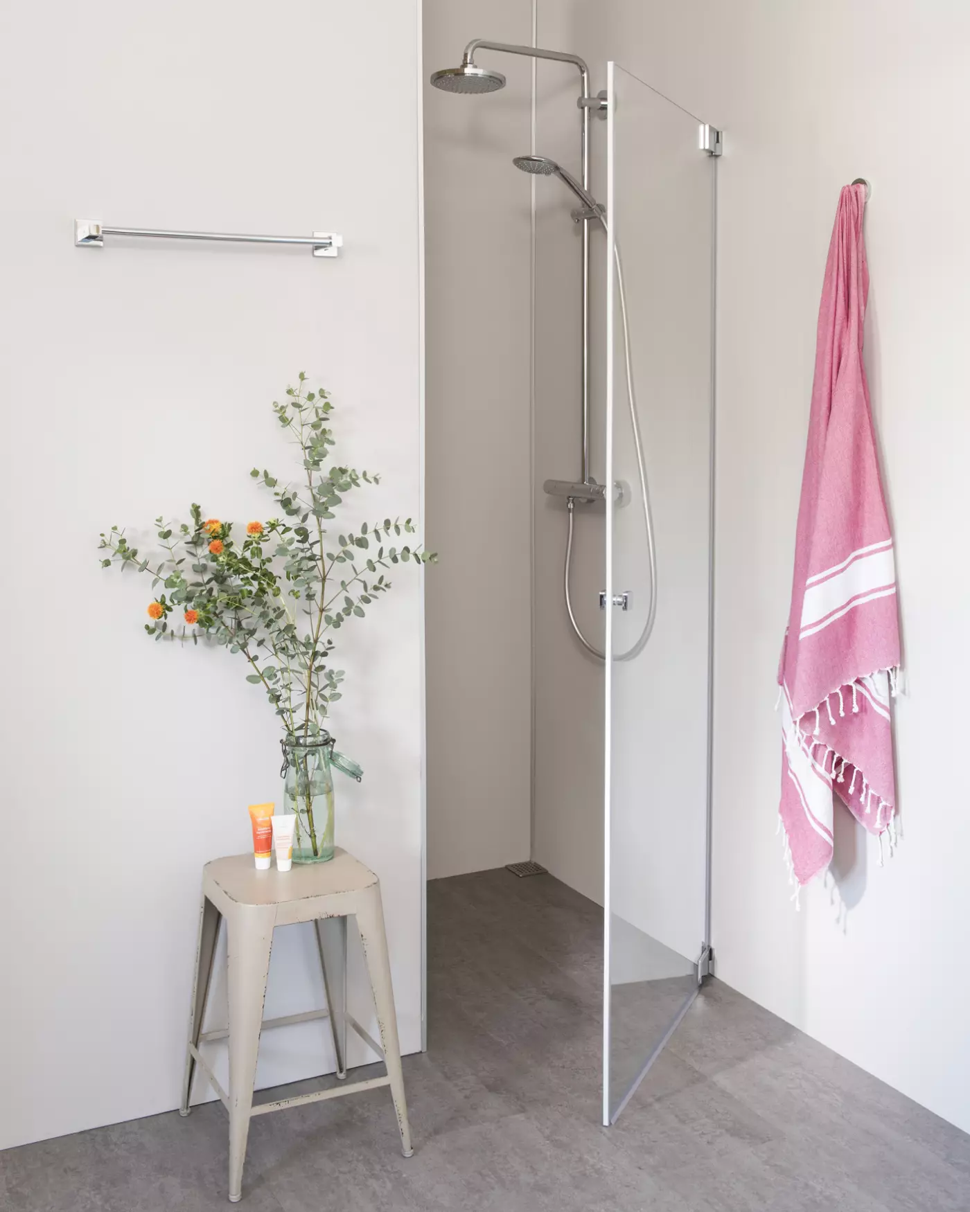 Nischendusche mit Pendeltür an Wand Sondermaße