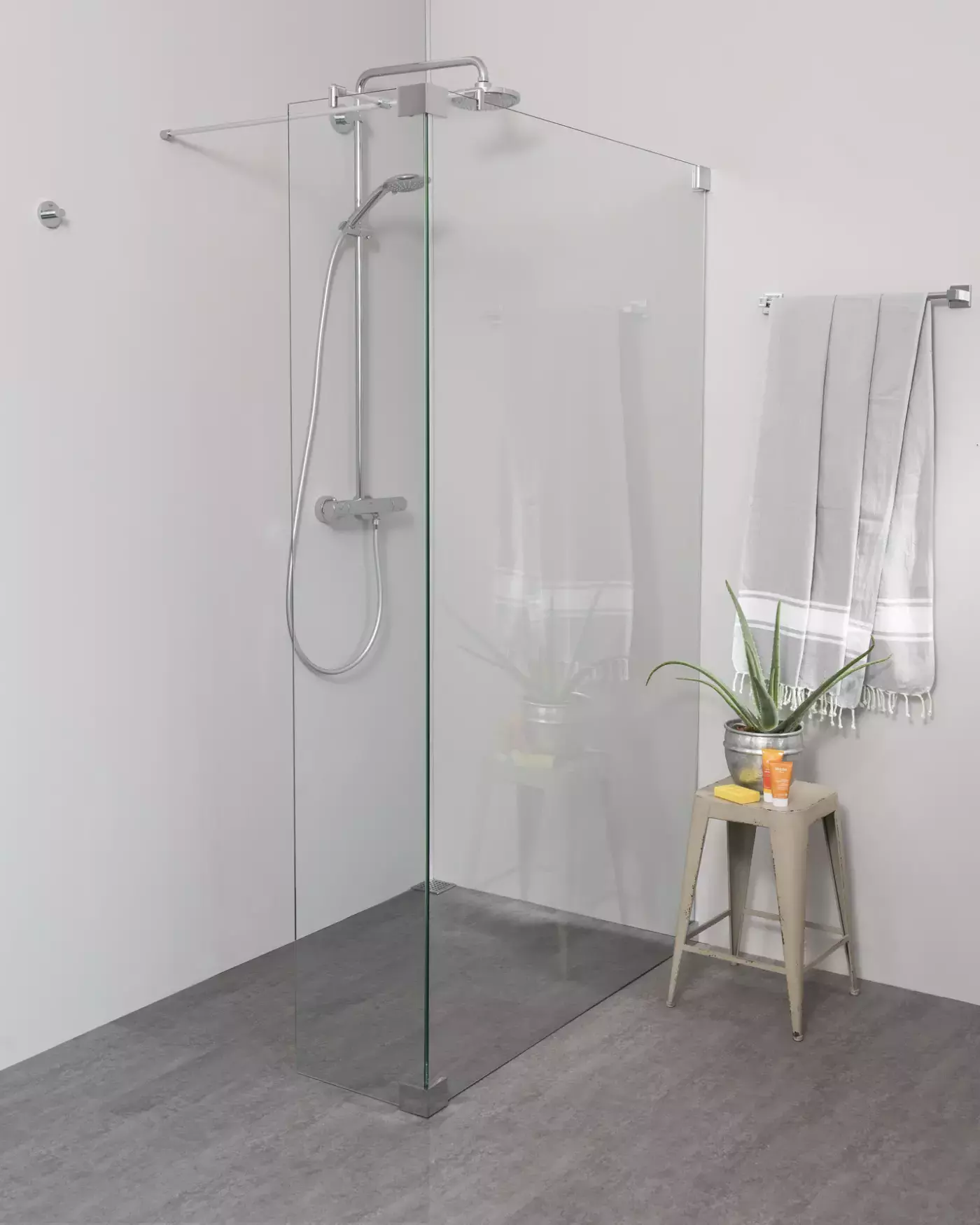 Begehbare Dusche: Walk In Duschwand mit Glas-Festteil über Eck