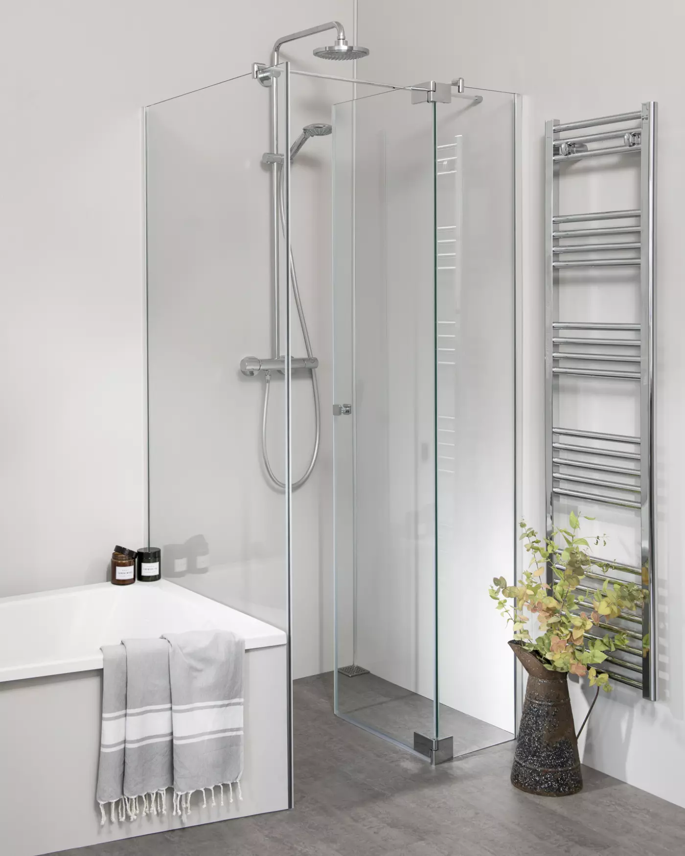 Teilgerahmte Eck Duschkabine mit verkürzter Seitenwand neben Badewanne und Pendeltür