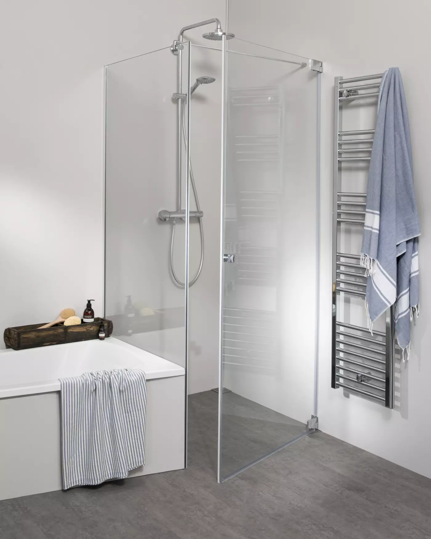 Teilgerahmte Eck Duschkabine mit verkürzter Festwand neben Badewanne und Pendeltür an Wand