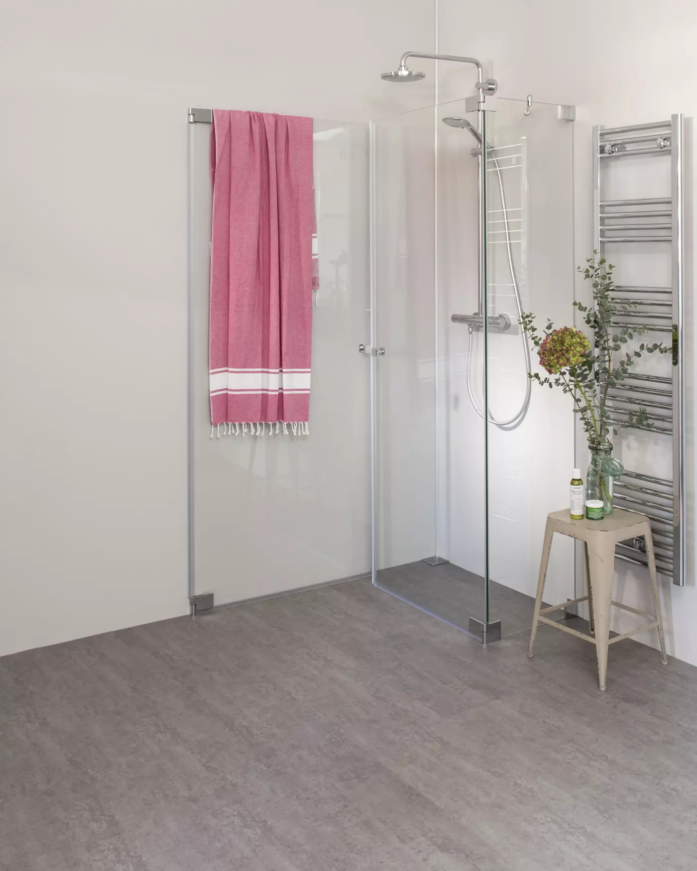Eck Duschkabine mit Pendeltür an Wand und Pendeltür an Festteil, groß