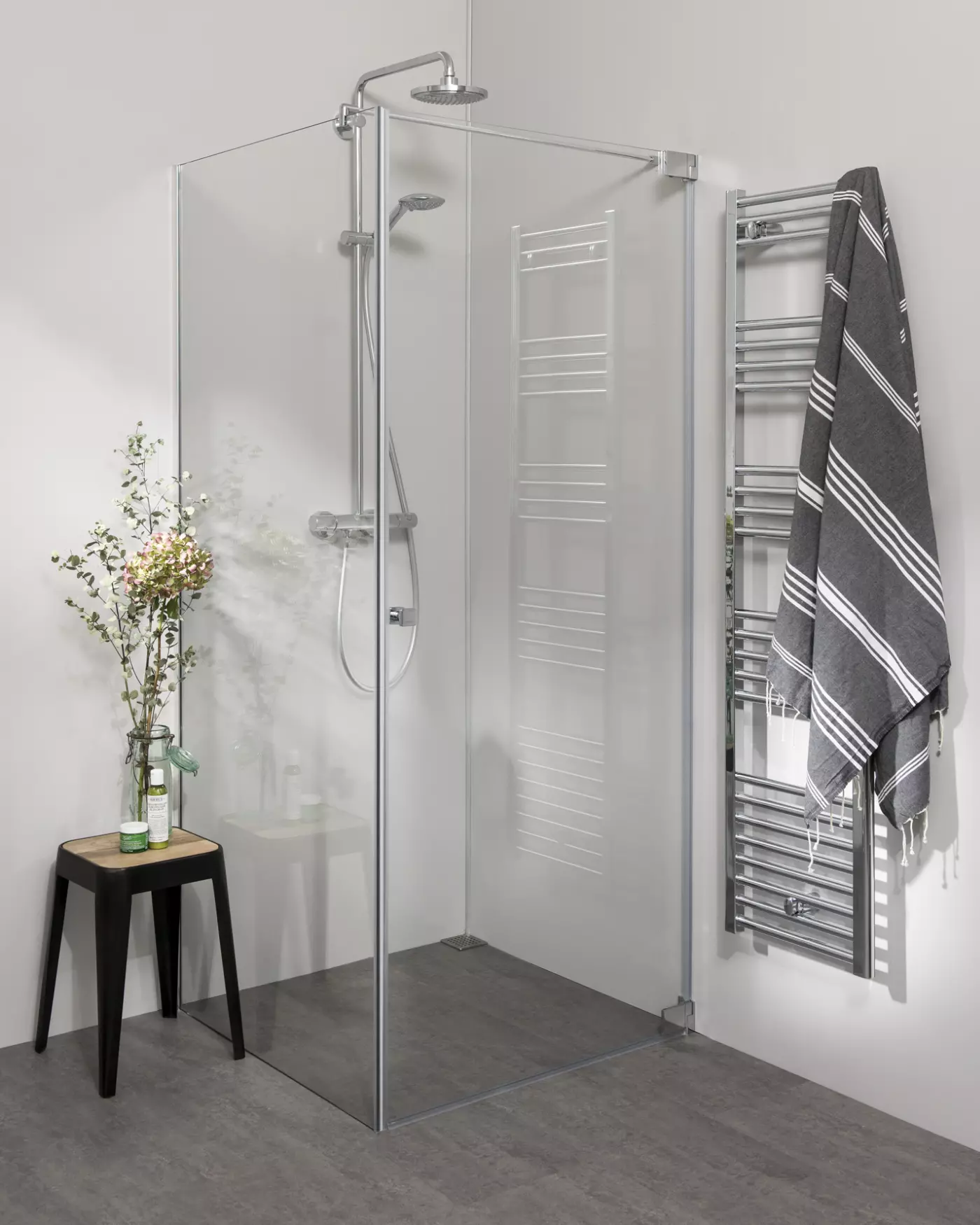 Teilgerahmte Eckdusche mit Pendeltür an Wand und Festwand