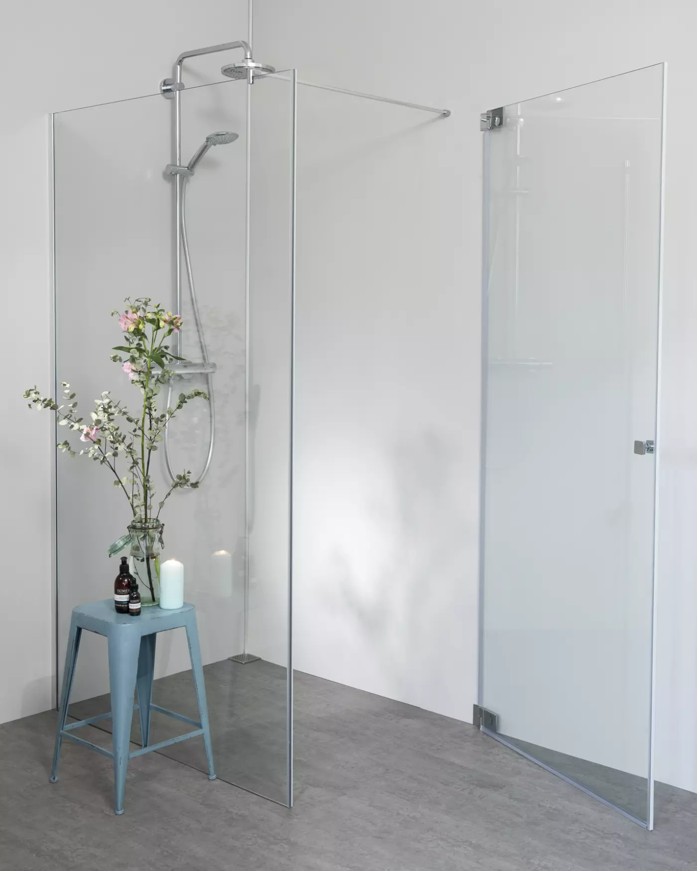 Teilgerahmte Eckdusche mit Pendeltür an Wand und Festwand 120cm