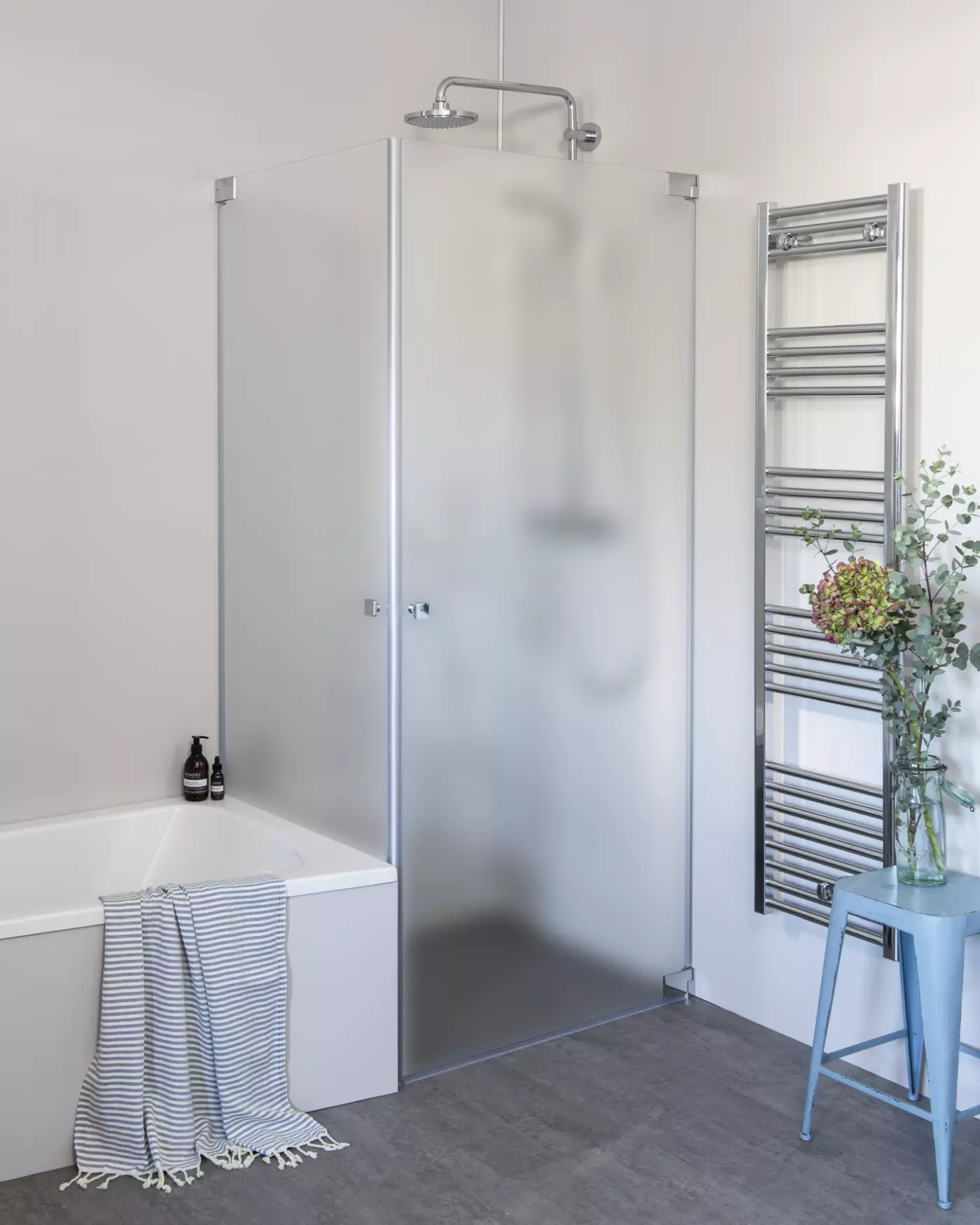 Eck Duschkabine neben Badewanne mit 2 Pendeltüren an Wand nach Maß