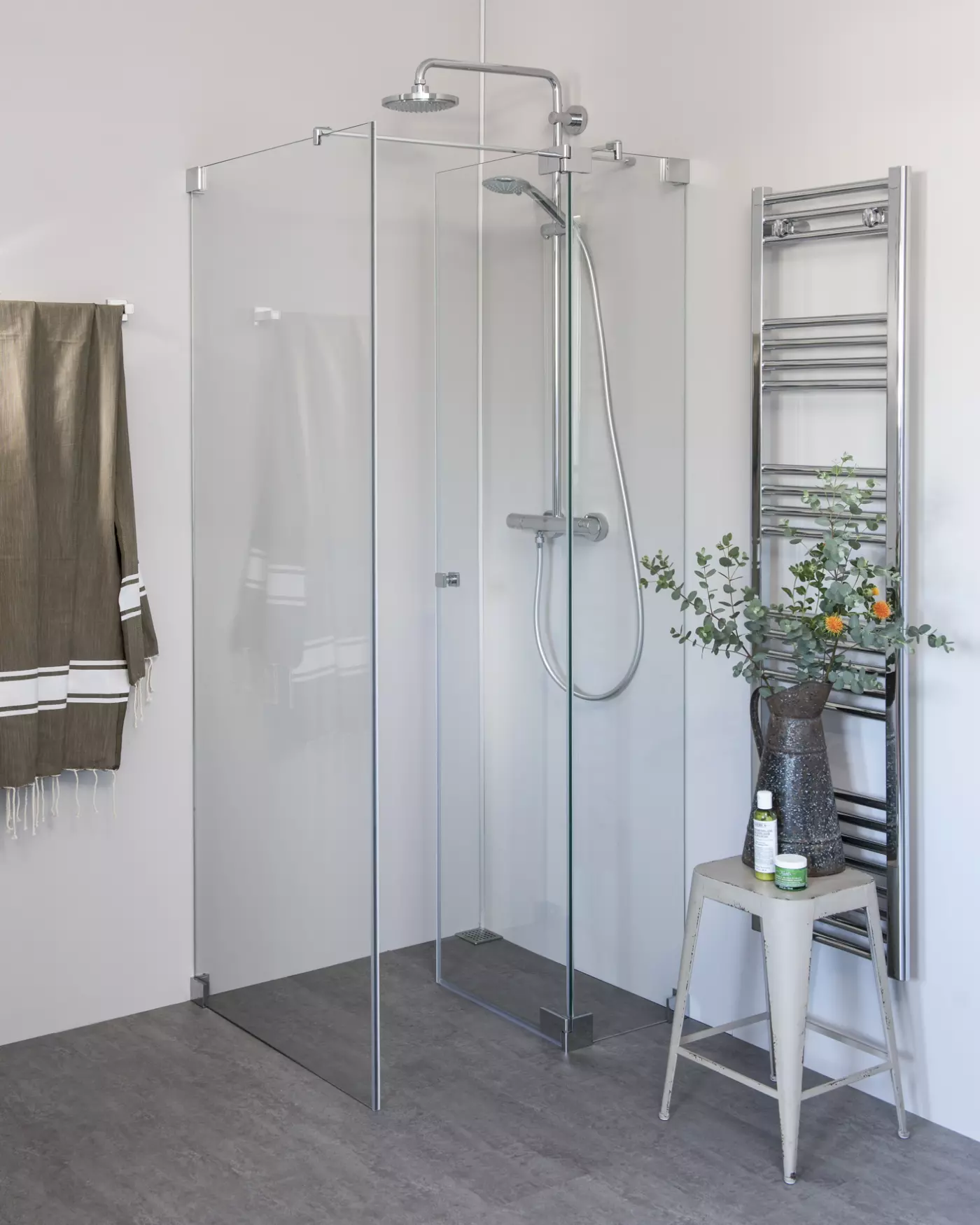 Eck Duschkabine mit Pendeltür und Festwand
