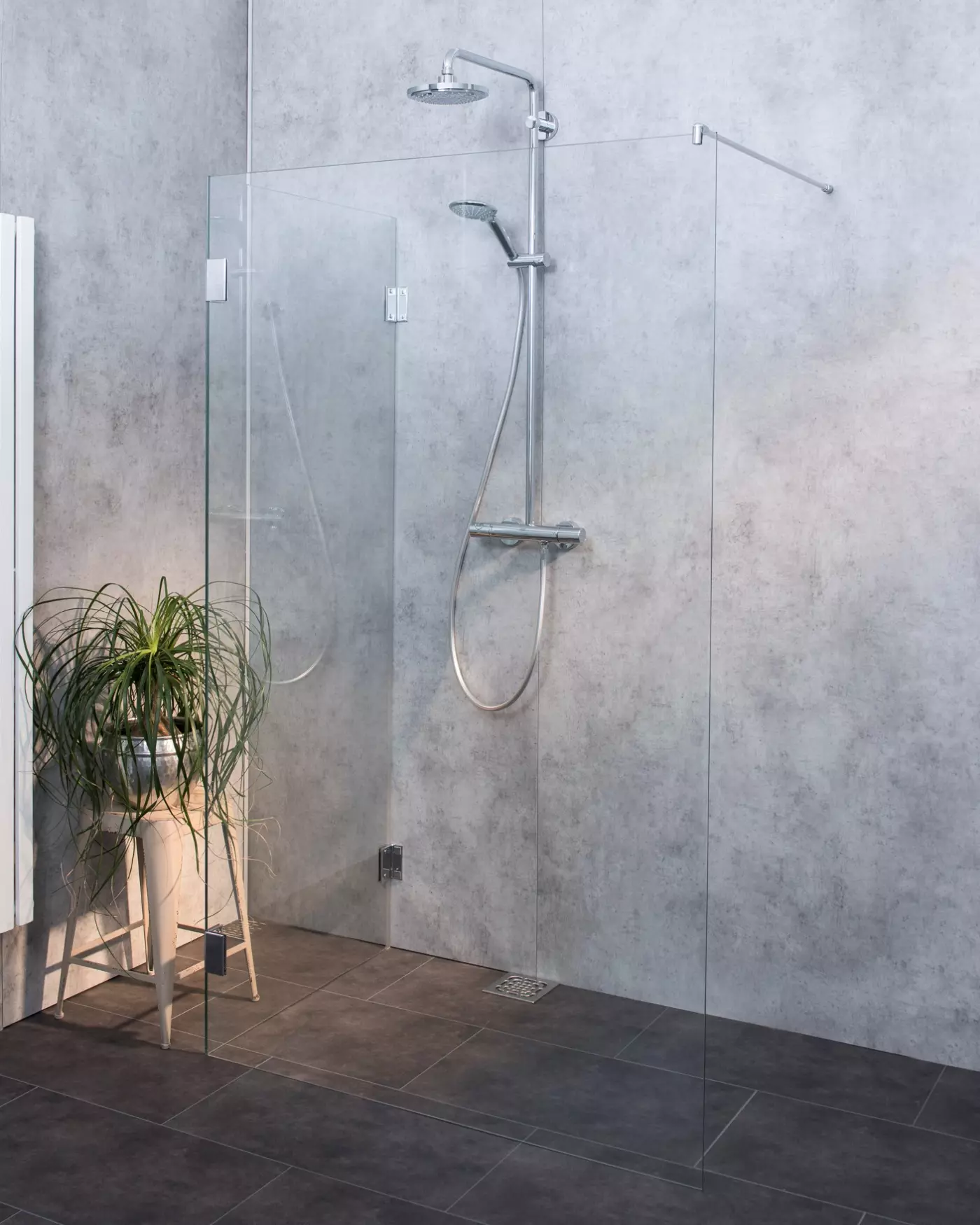 Walk-in Dusche mit zwei Glaswänden über Eck